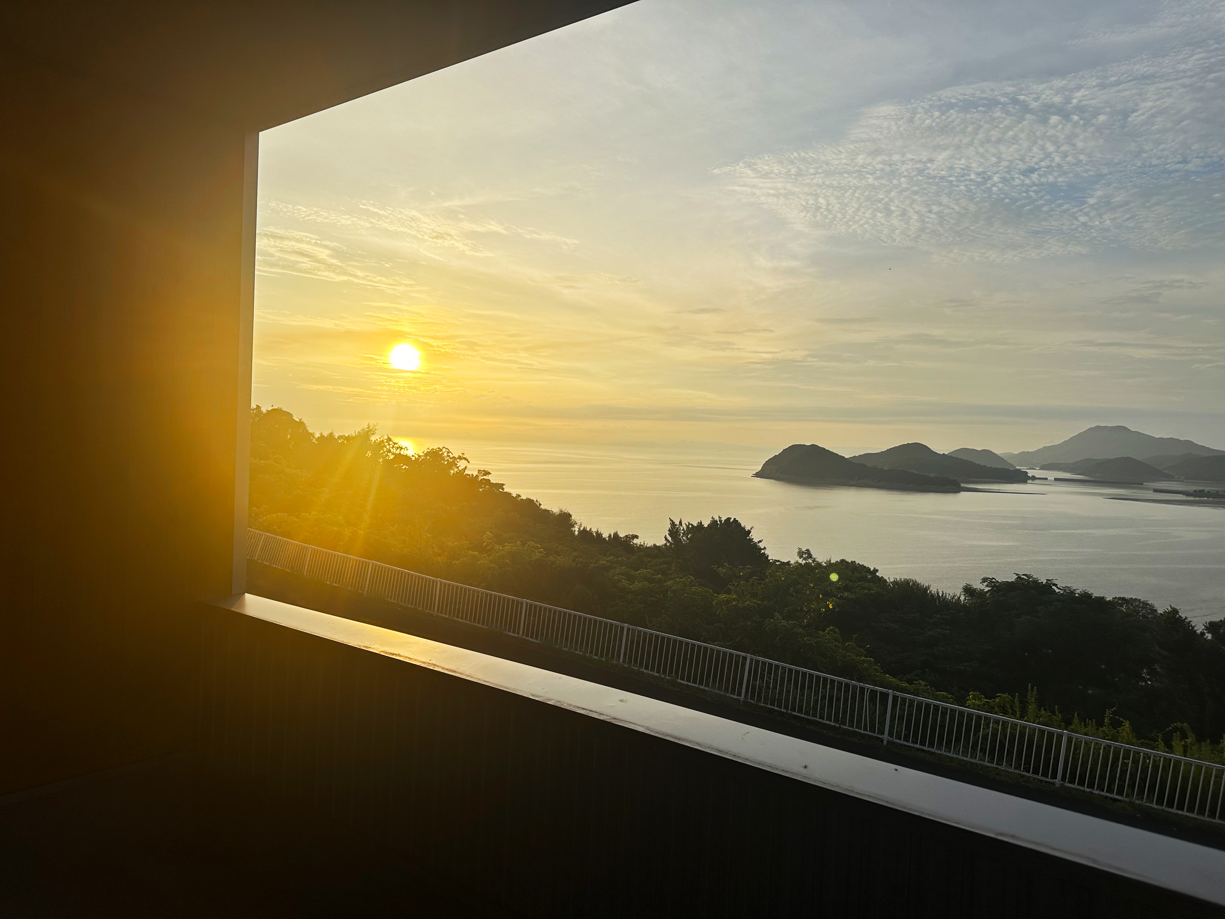 テラスから瀬戸内海の夕景を楽しめます。季節によって夕日が沈む位置が変わり、訪れるたびに違った景色が広がります。Enjoy the sunset over the Seto Inland Sea from the terrace.The position of the sunset changes throughout the year due to the