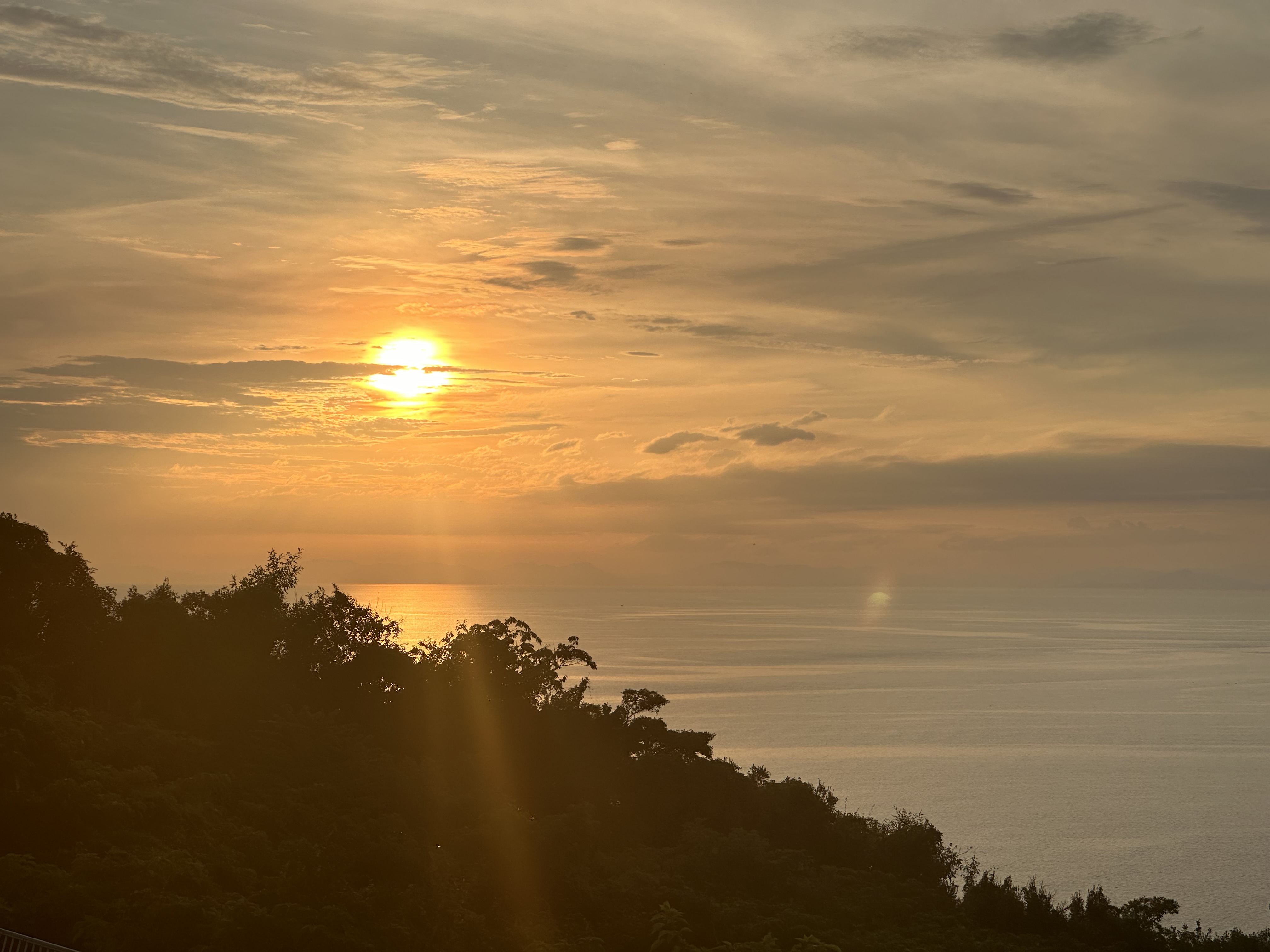 「プライベートテラスで楽しむ贅沢な夕景」