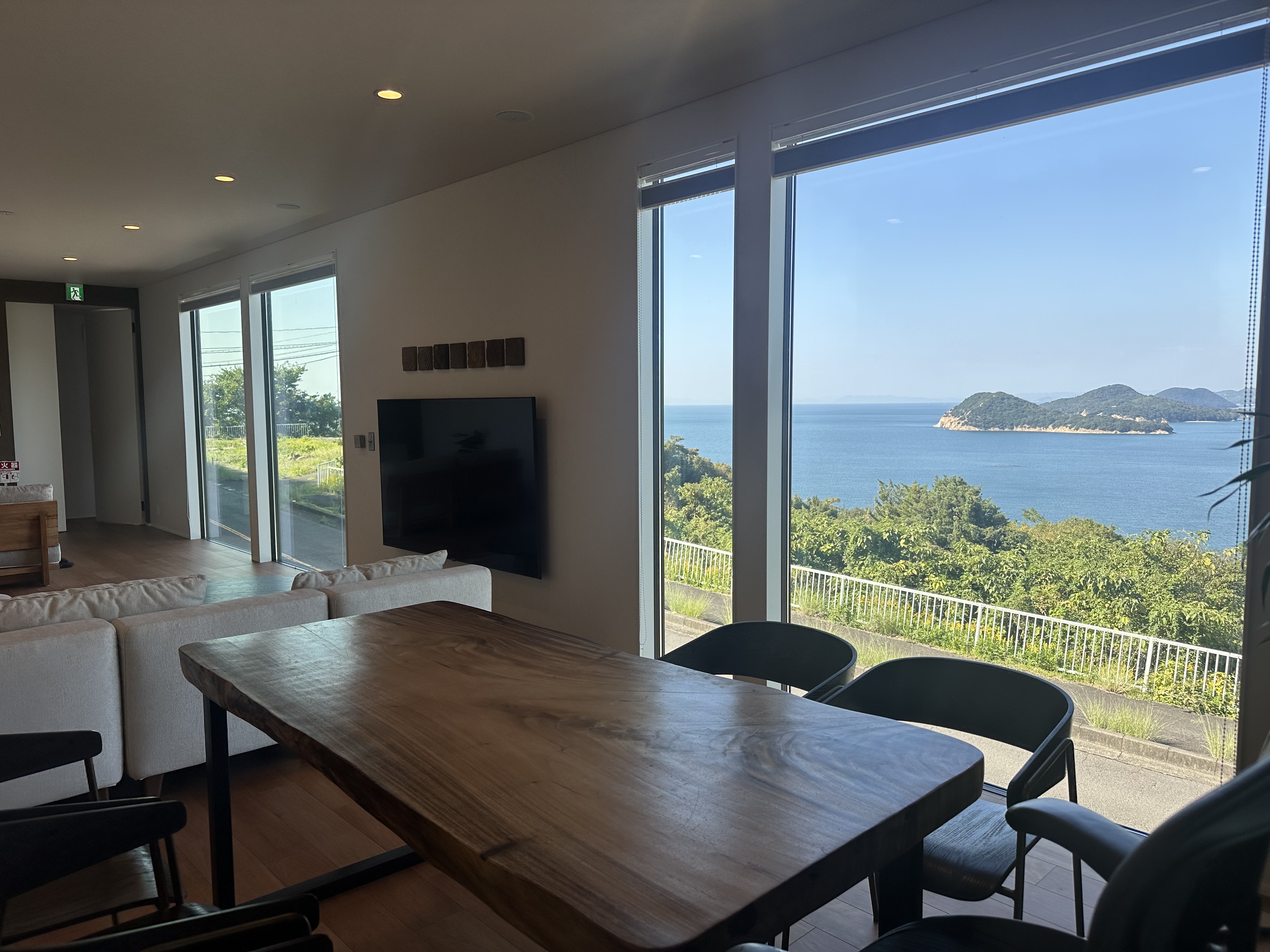 「大きな窓から広がる、瀬戸内海のパノラマビュー」