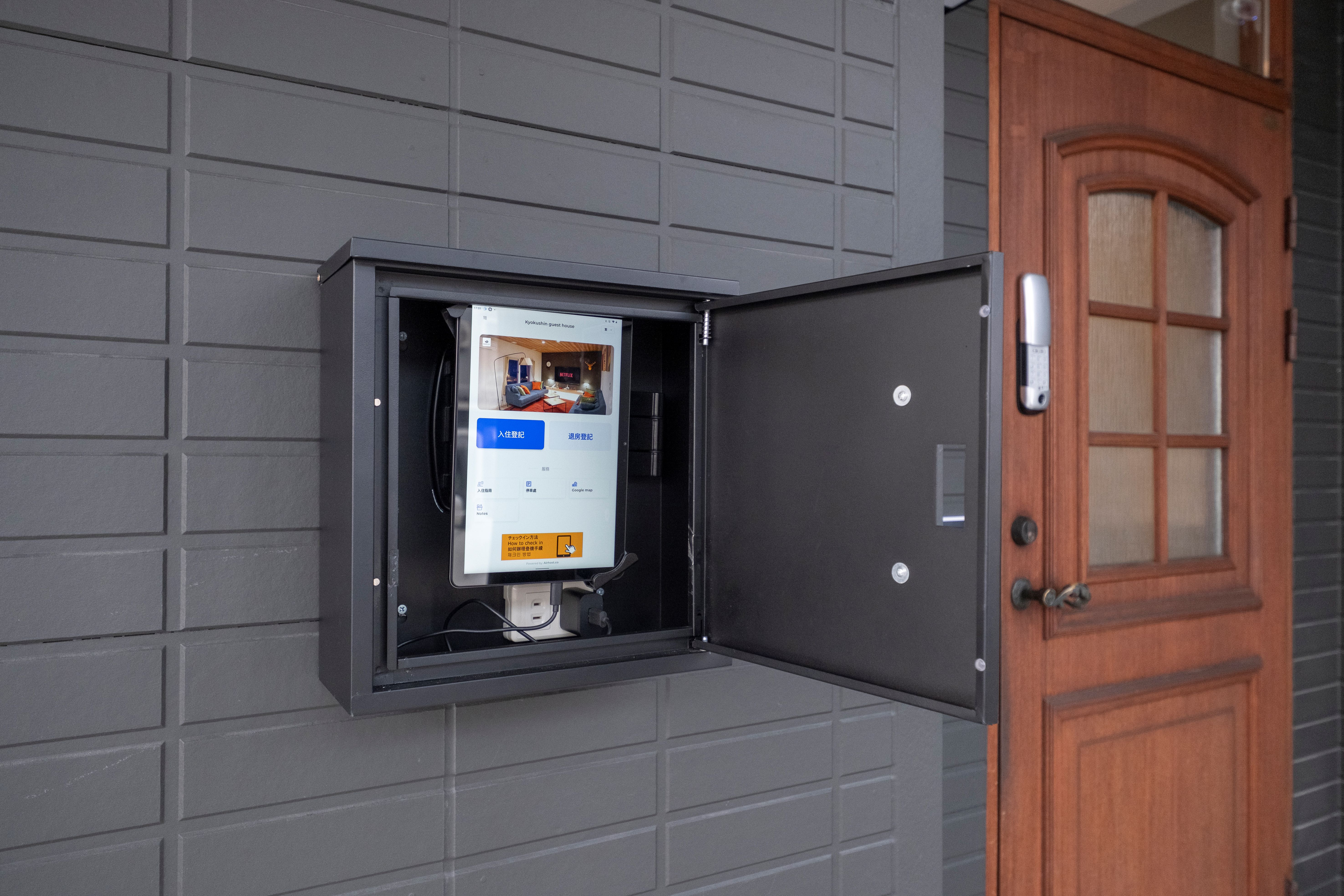 チェックイン・アウトはこちらのタブレットです