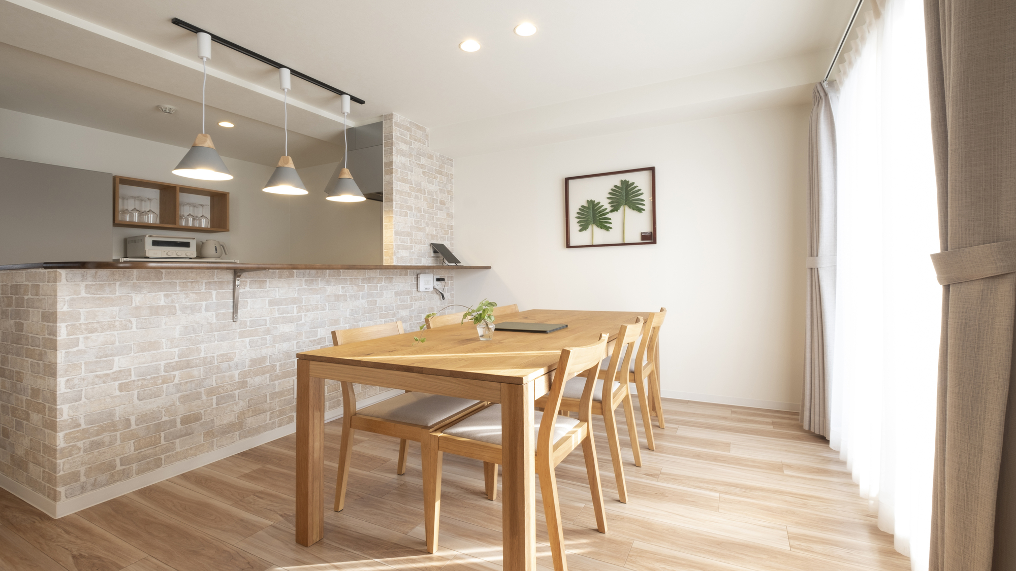 301◆団欒のひと時を過ごせるダイニングエリア