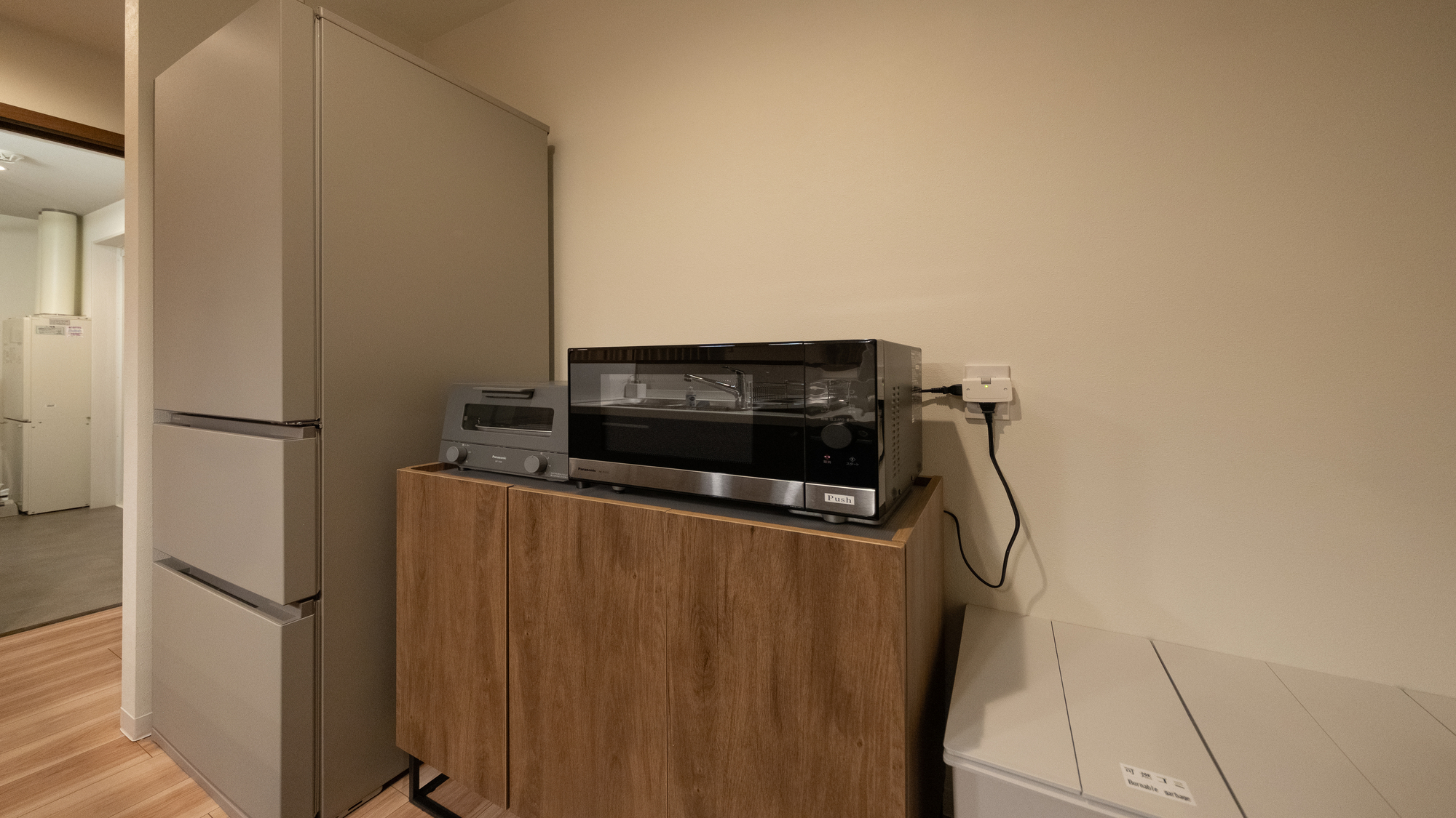 電子レンジやトースター、冷蔵庫もあるので自炊や長期滞在も安心！