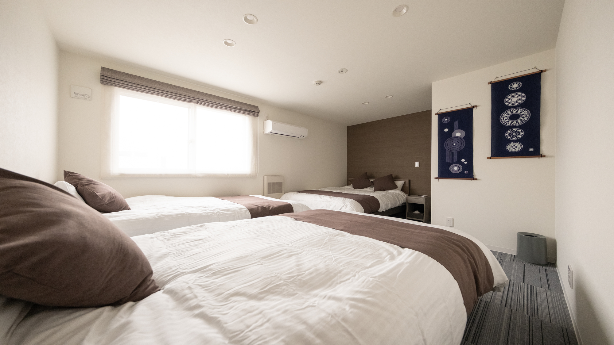 201◆寝室 ダブルベッド&times;1台とセミダブルベッド&times;2台