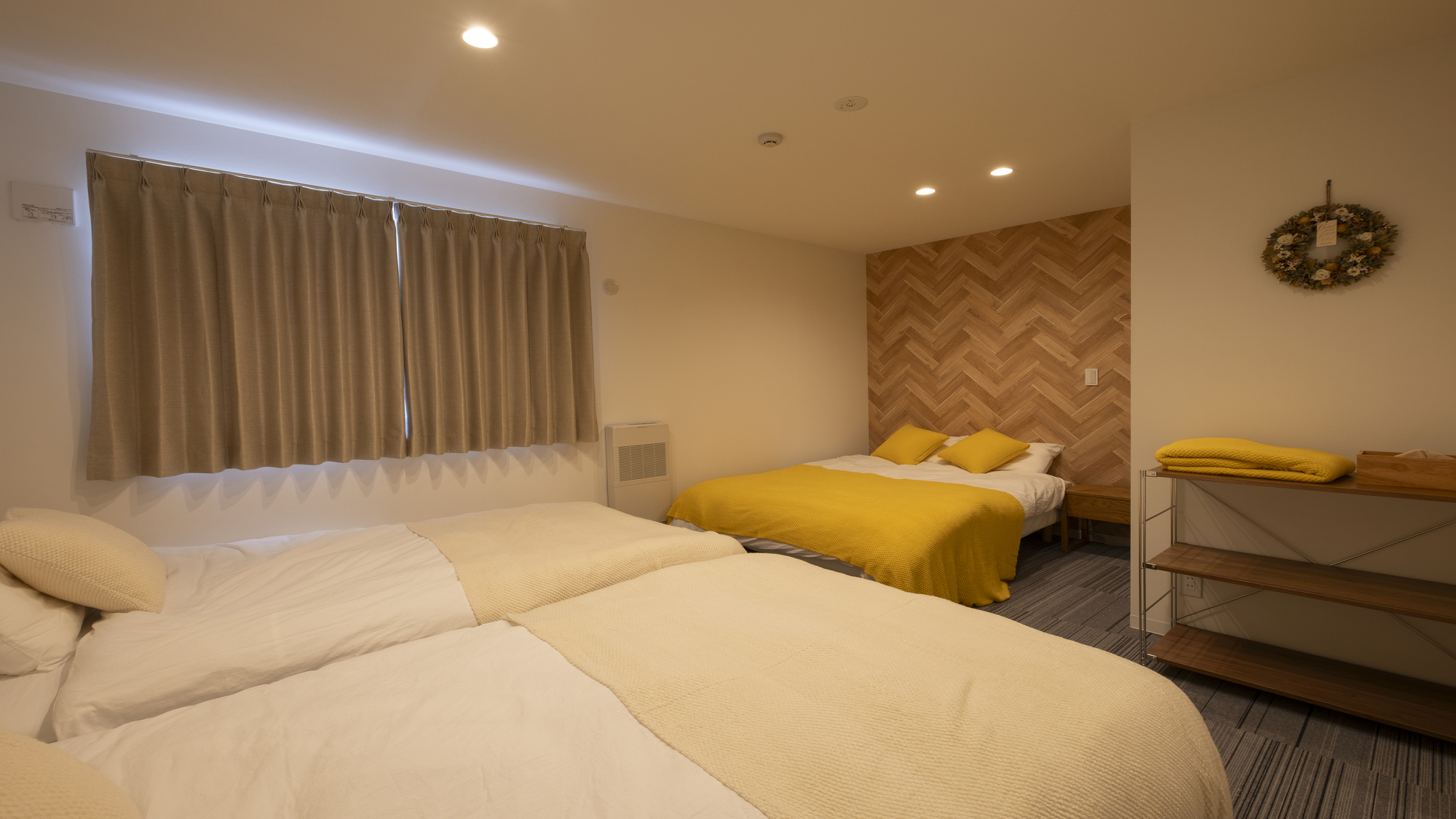 301◆寝室①：ダブルベッド&times;1、セミダブルベッド&times;2