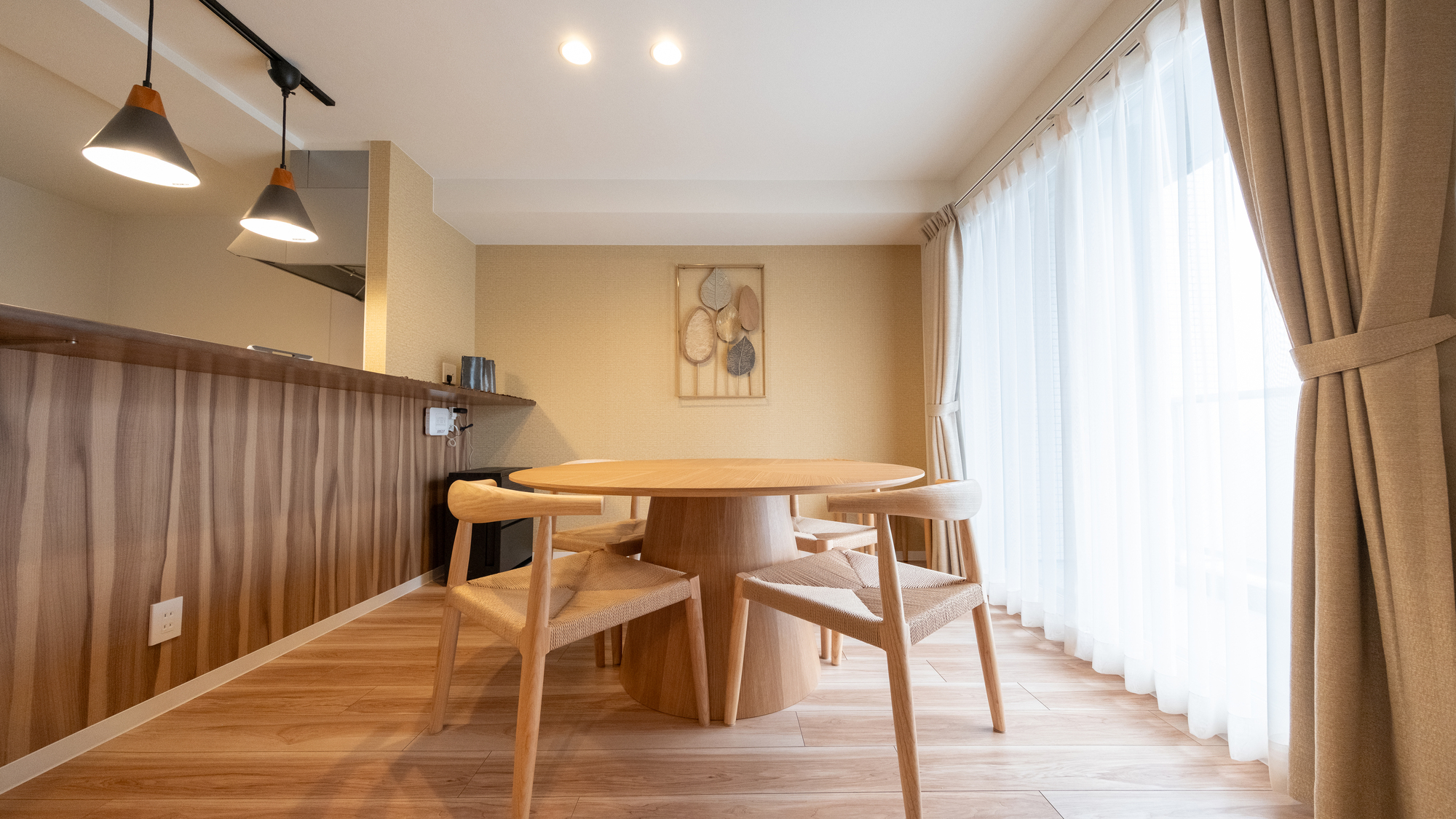 201◆ダイニングには円卓テーブルを設置