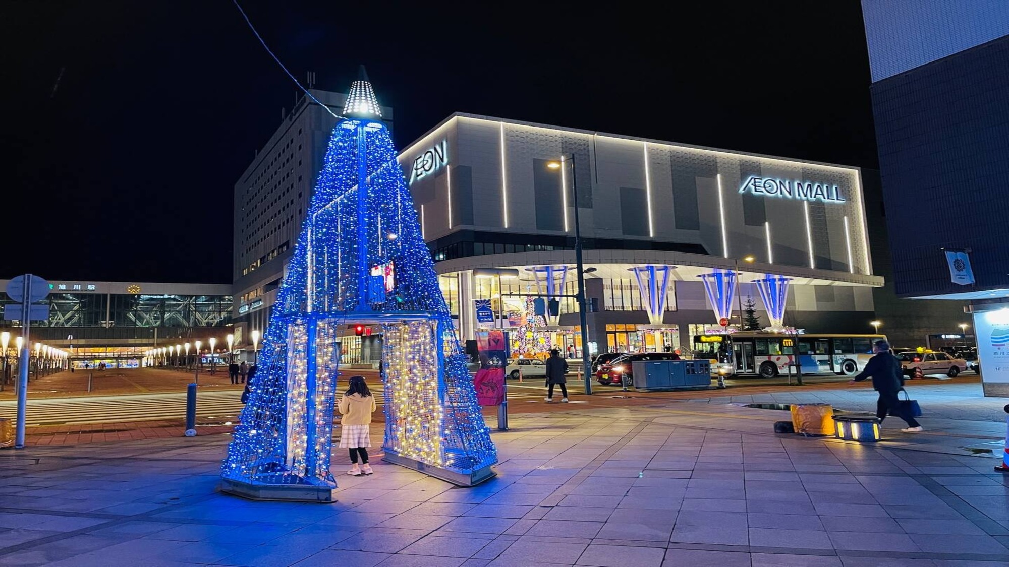 旭川駅前には大きなショッピングモールがあります！