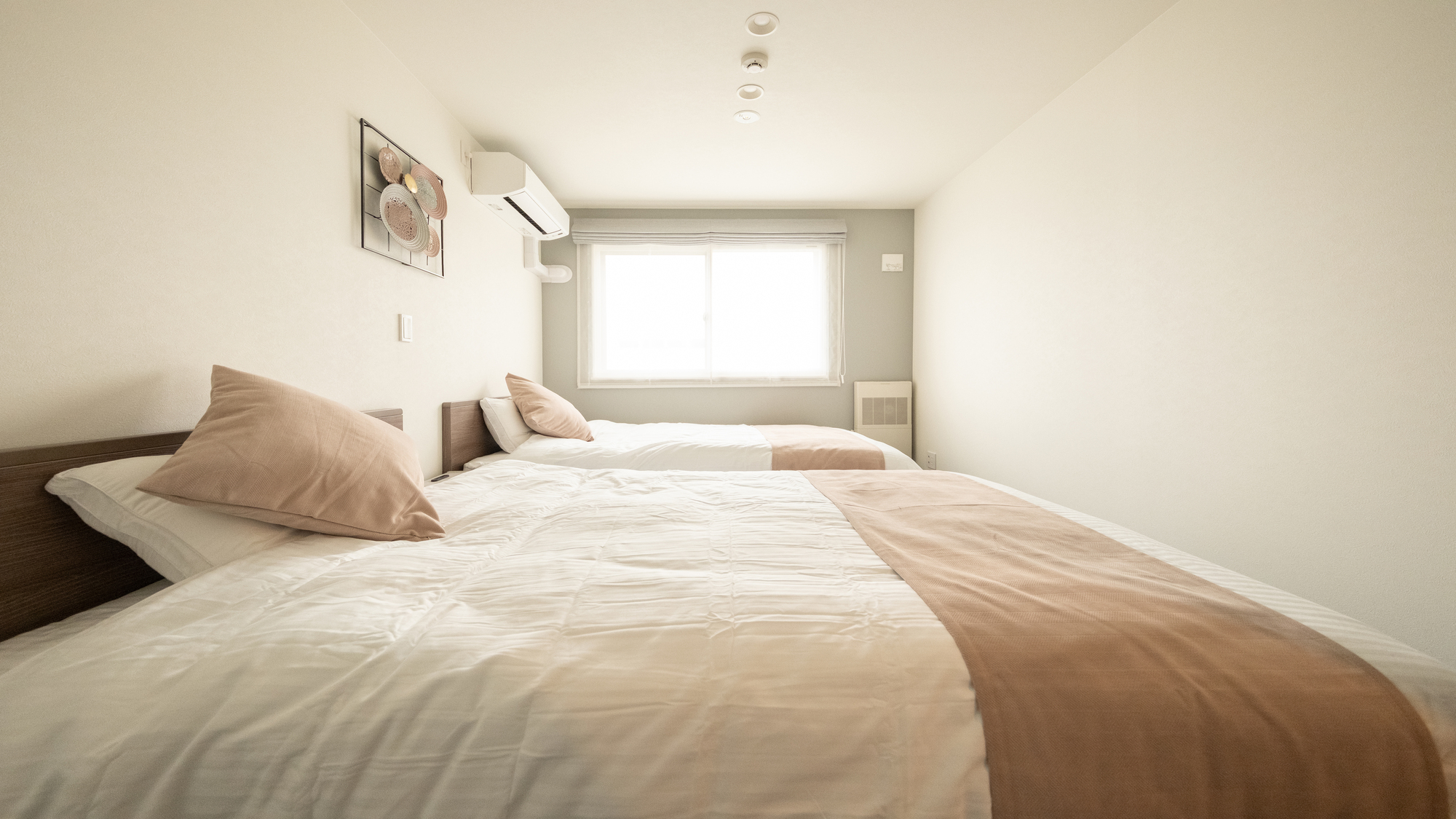 寝室は2つ。ベッドは5台あります