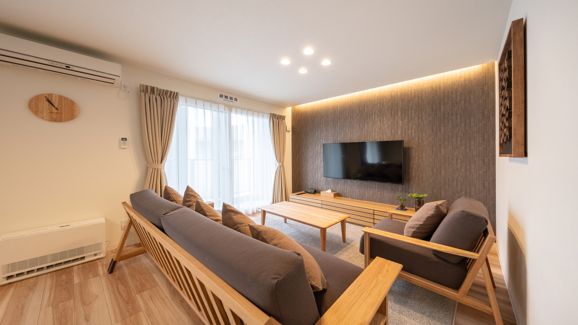 201◆大画面TVを囲んで、ソファでゆったりできるリビングスペース