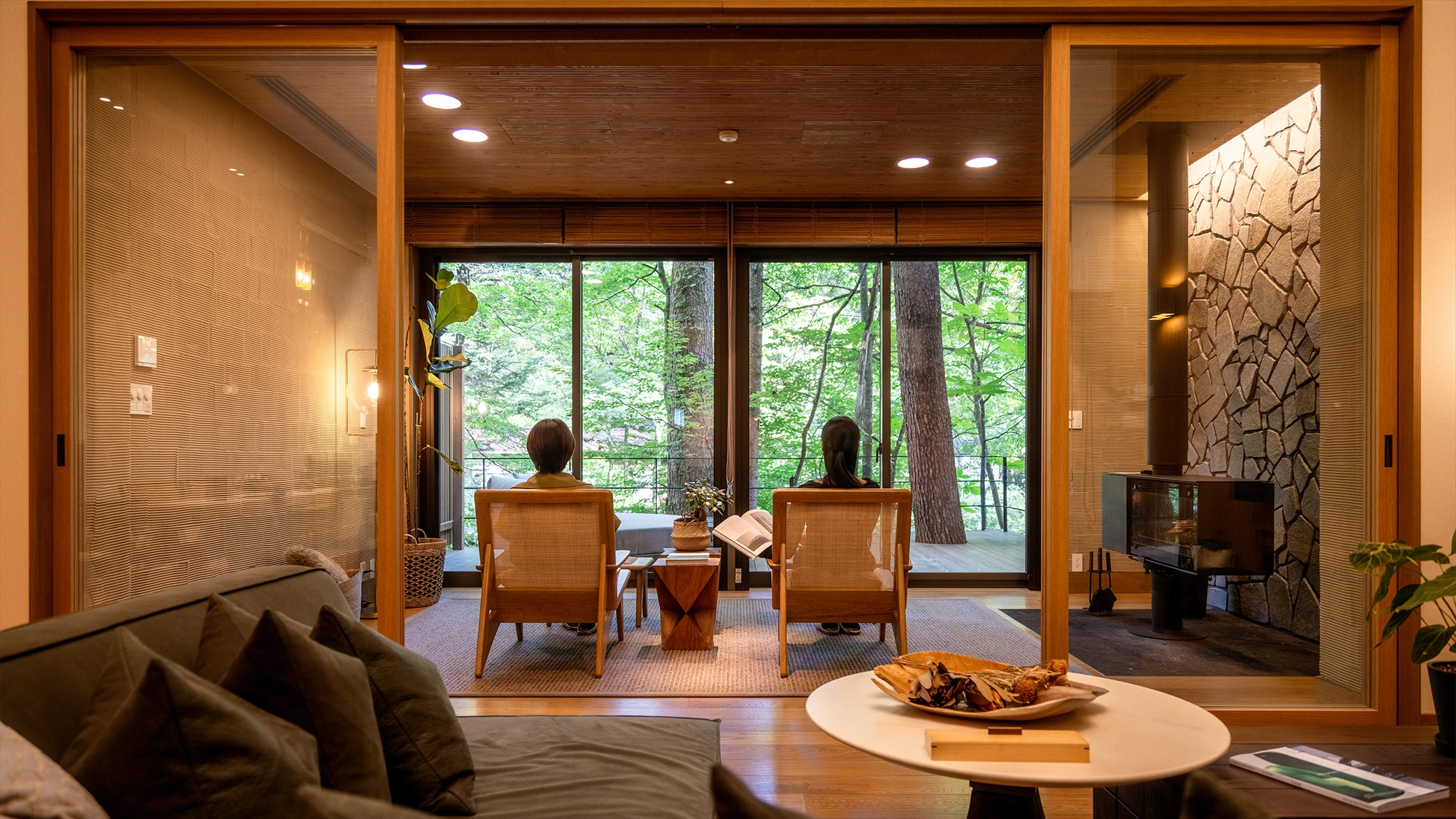 窓辺に広がる静けさが、心をゆるやかに満たしていきます