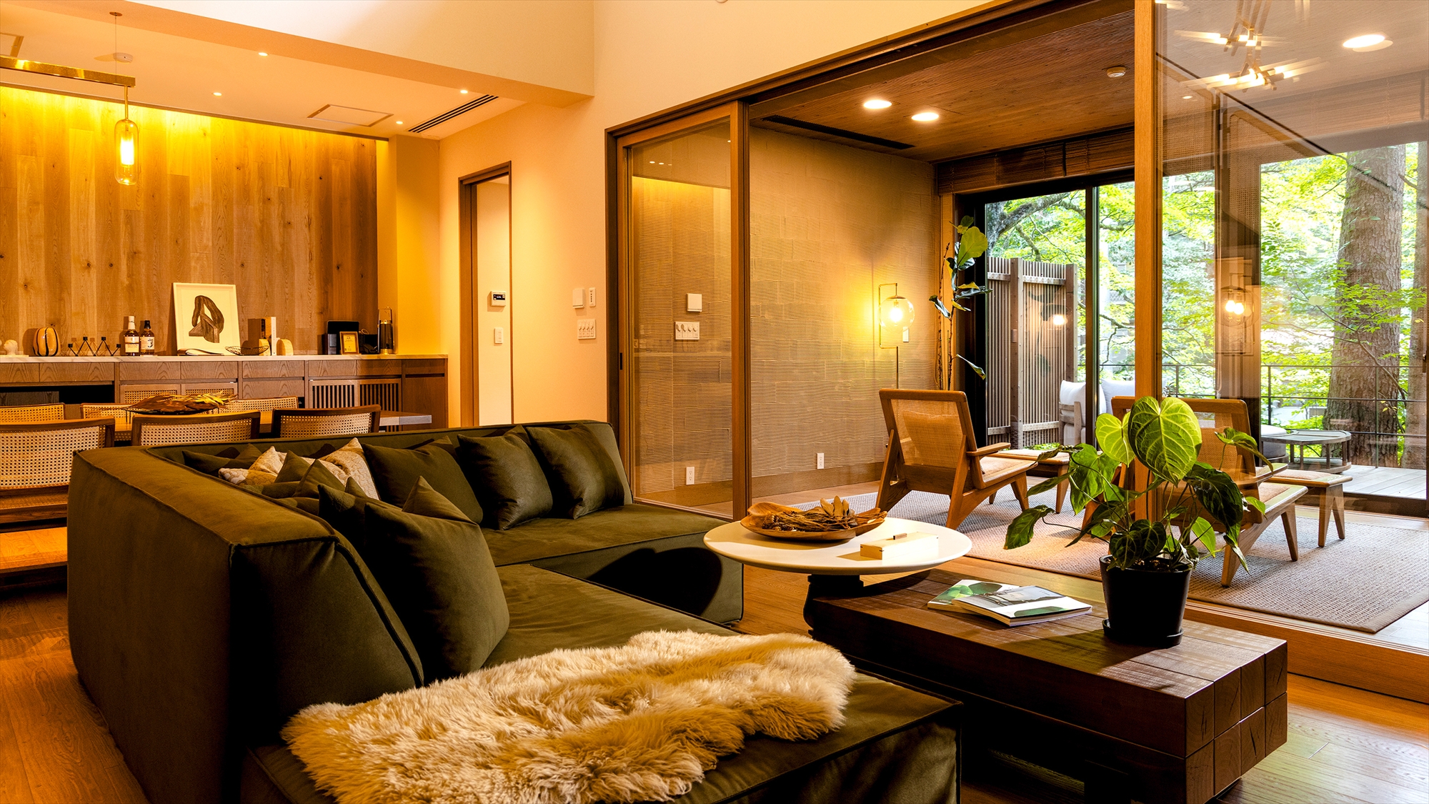 ｜リビング｜木の温もりに包まれたリビング。大切な人と過ごす時間が、より豊かに彩られます。