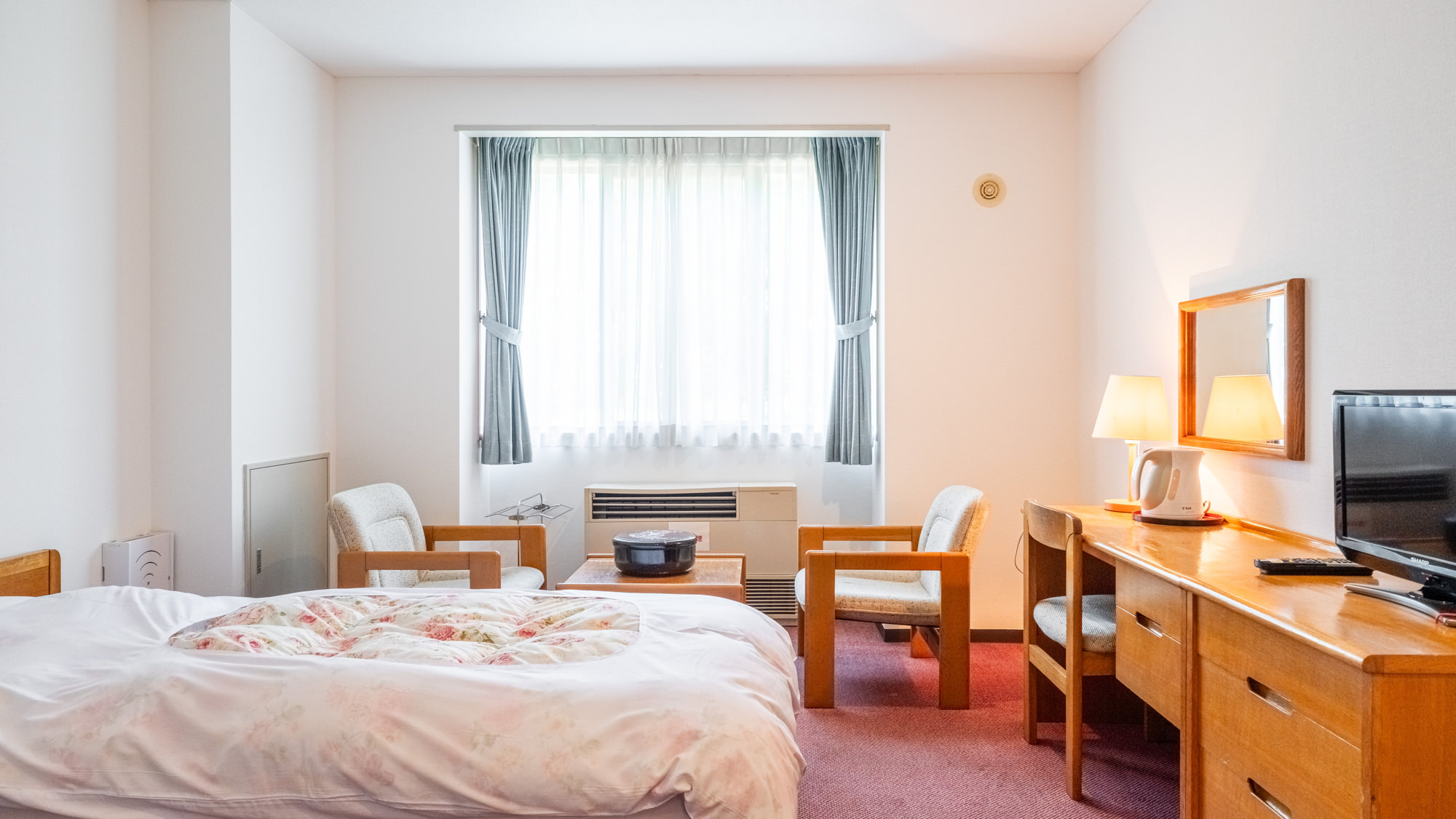 【禁煙】ツインルーム（トイレ付き、バス共用）