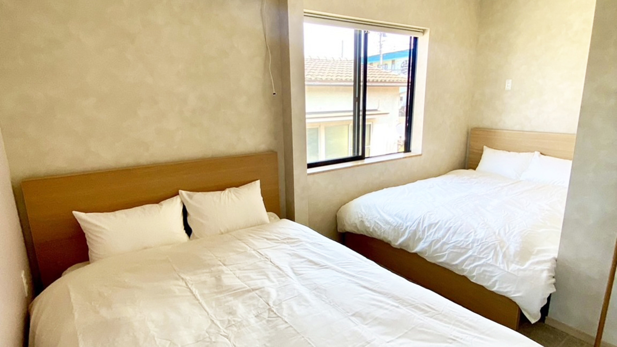 ・【ファミリールーム】お部屋の奥にダブルベッドを2台設置しております