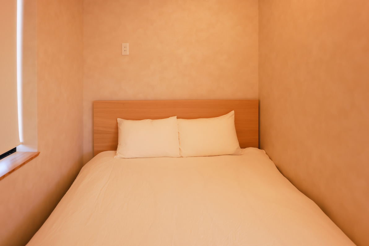 【ファミリールーム】隣の窓から、夜は満天の星空や波音が聞こえることもあります。