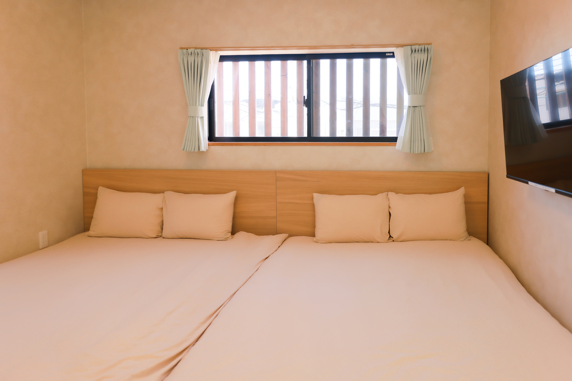 【ツインルーム】ゆったり、ダブルベッドを2台用意しております。