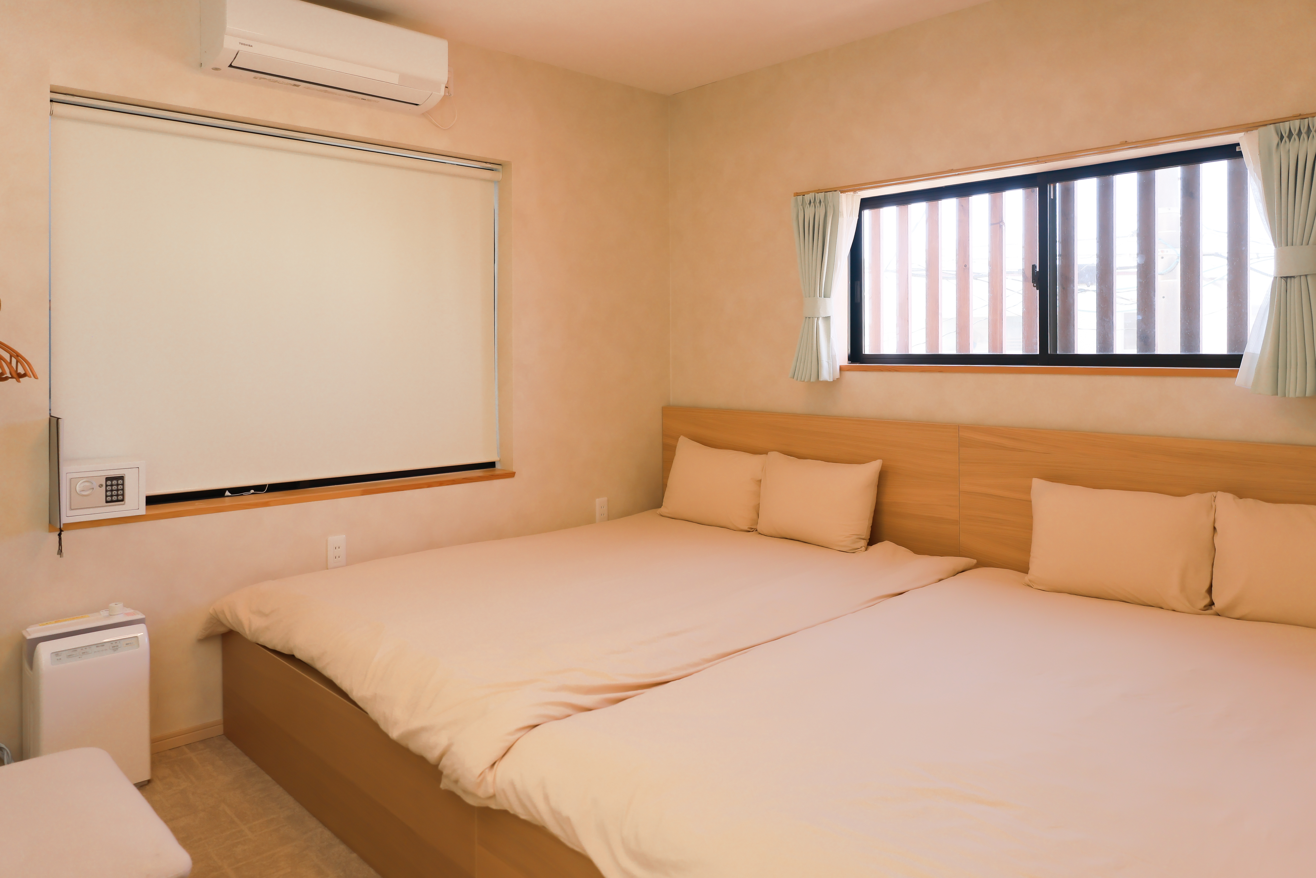 【ツインルーム】ダブルベッドが2台。手足を伸ばしてゆっくりおくつろぎください。