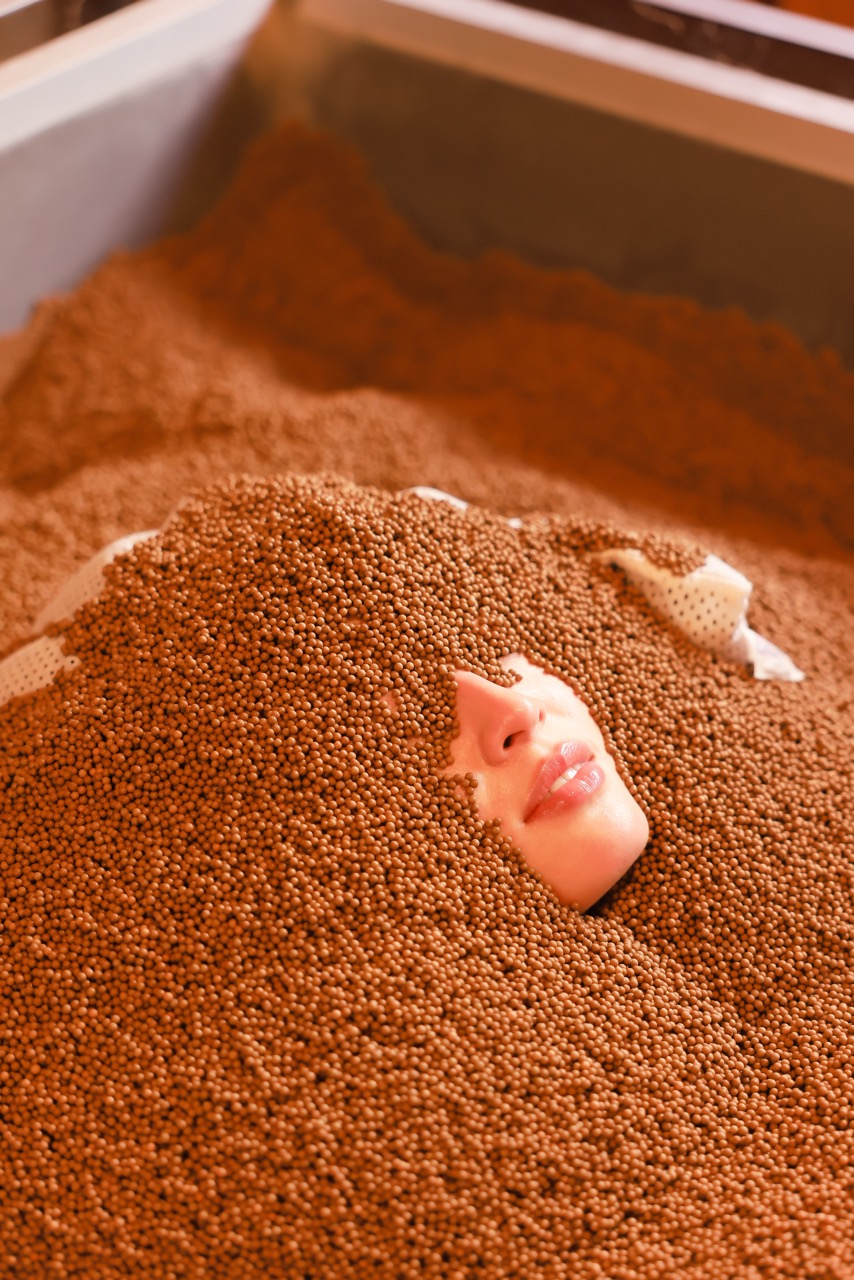 【サンドバス(砂風呂)】目の上に砂をのせると、疲れやむくみがさらに取れます。