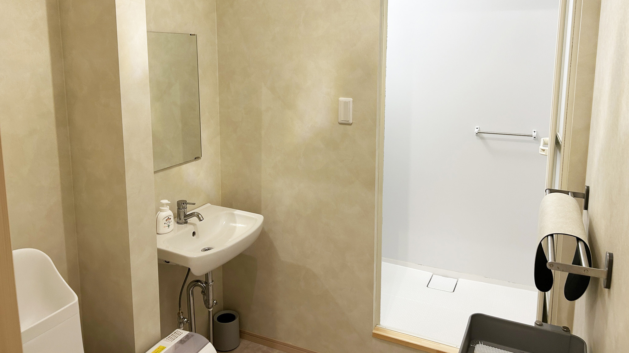 ・【ドミトリールーム】室内に専用のシャワールーム、温水洗浄便座付トイレを完備しております