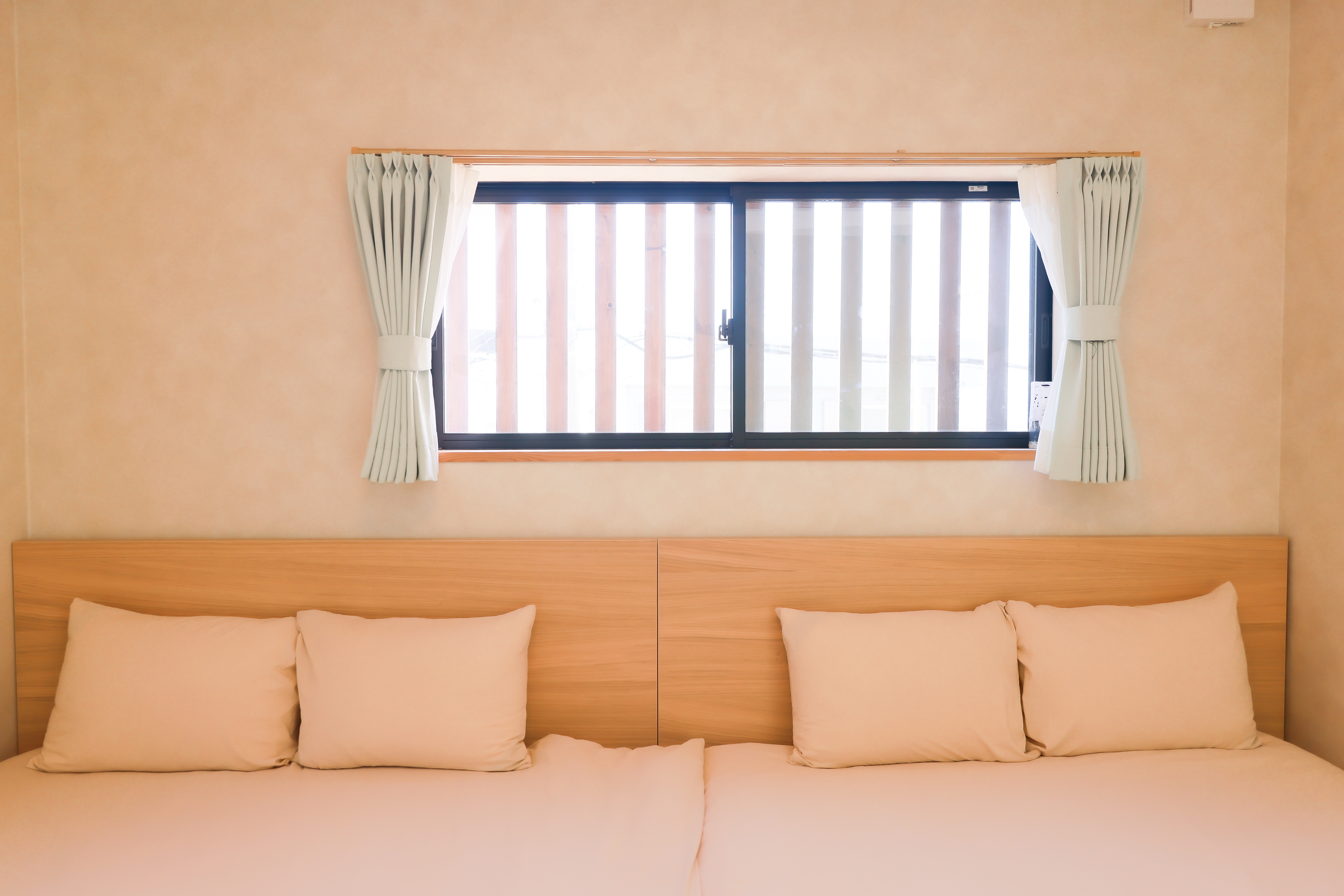 【ツインルーム】グリーンをアクセントにしたお部屋です。