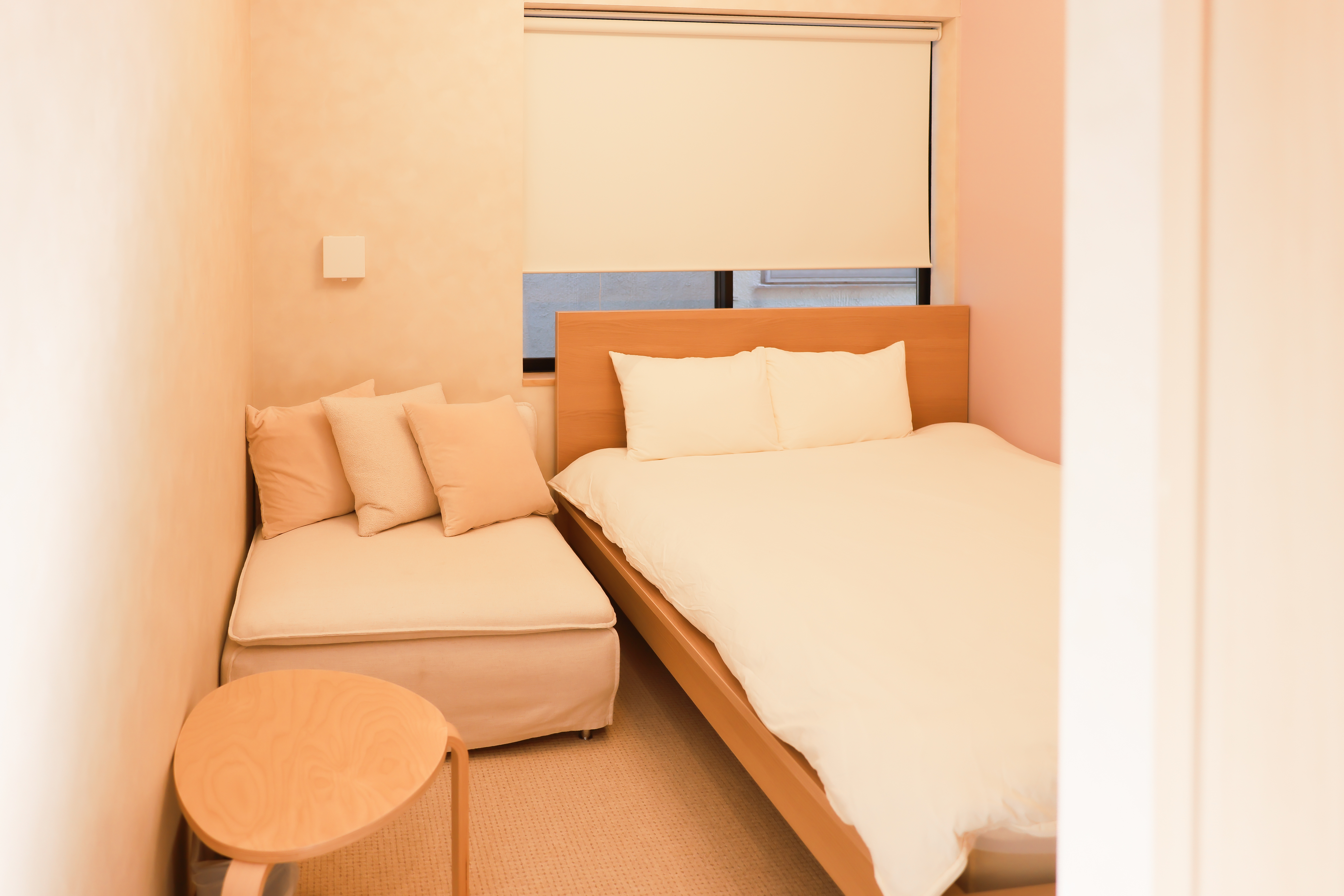 【ダブルルーム一例】ダブルベッド、テーブル、ソファーを揃えています。