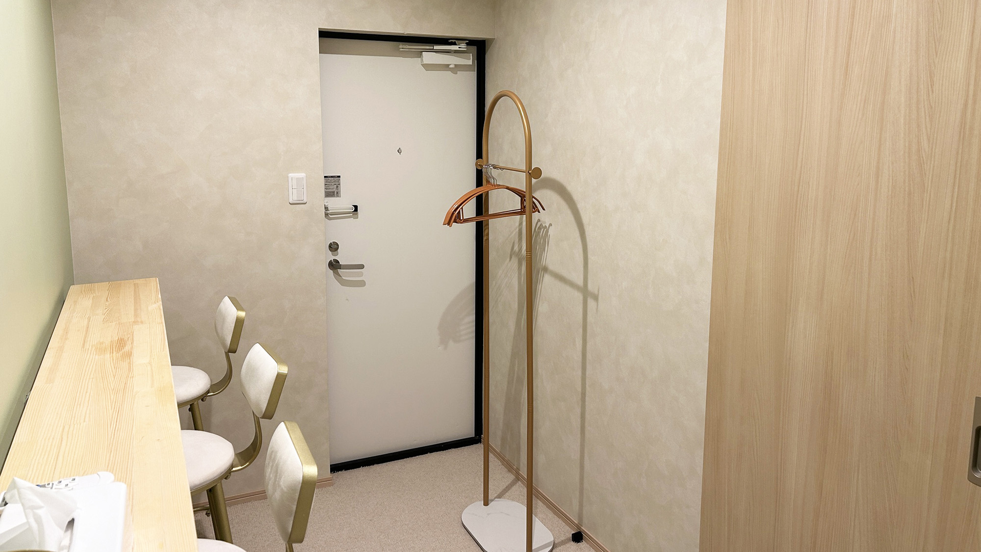 ・【ドミトリールーム】宿泊者が自由に使えるカウンターテーブル席がございます