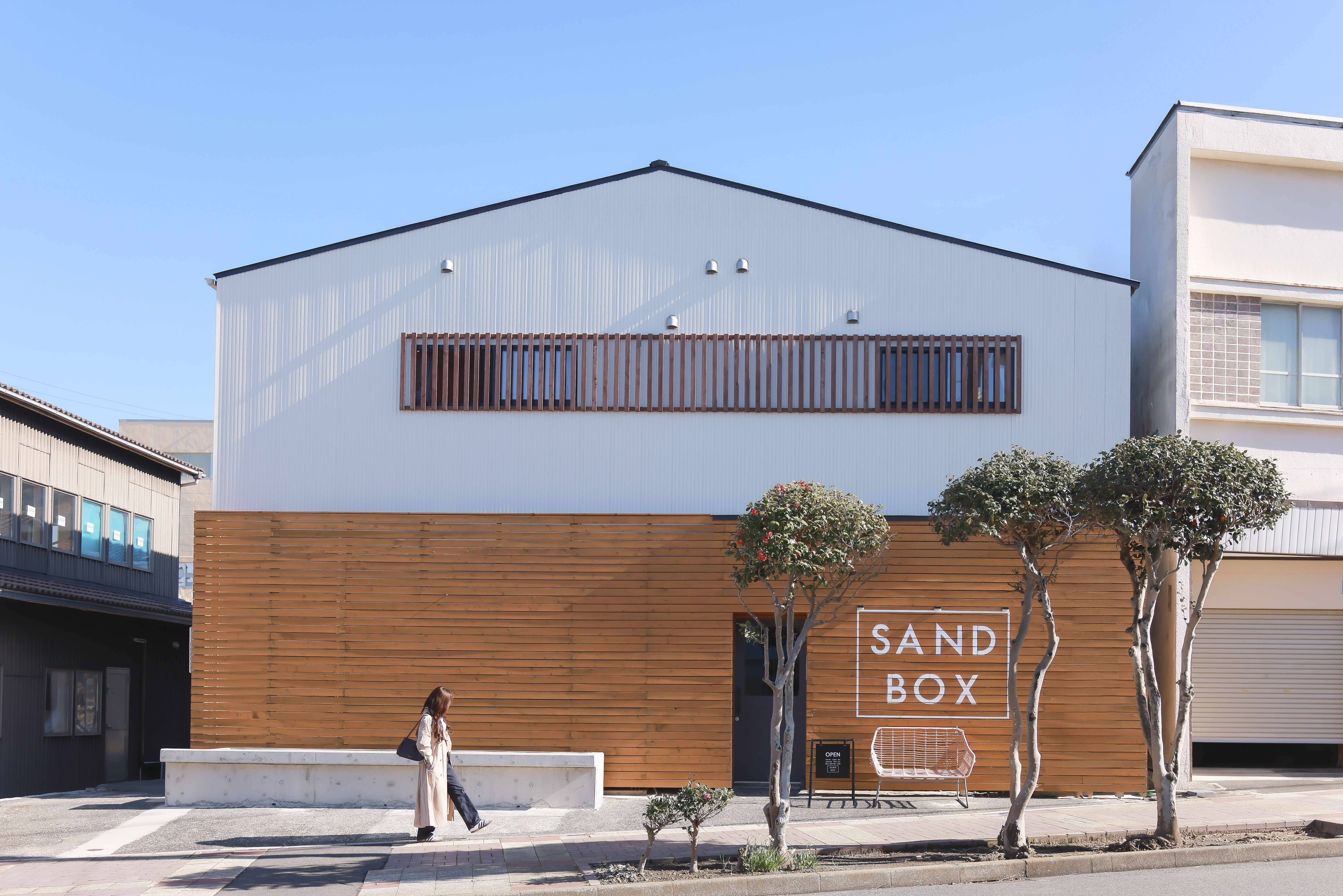 【外観】元町港より徒歩約5分。伊豆大島の豊かな自然と宿の温浴施設でとっておきの癒し旅を♪