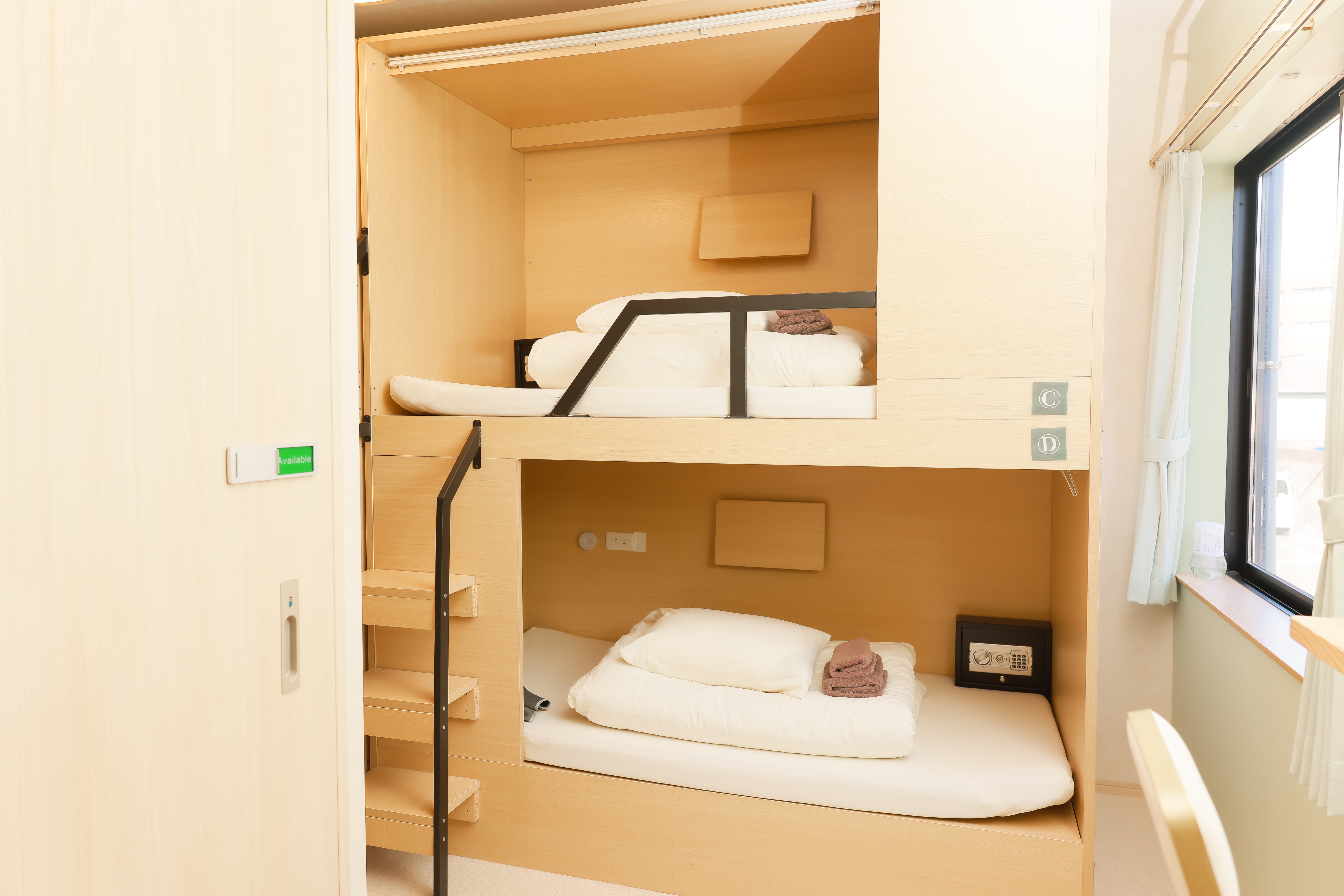 【ドミトリールーム】窓からは三原山を望めます。