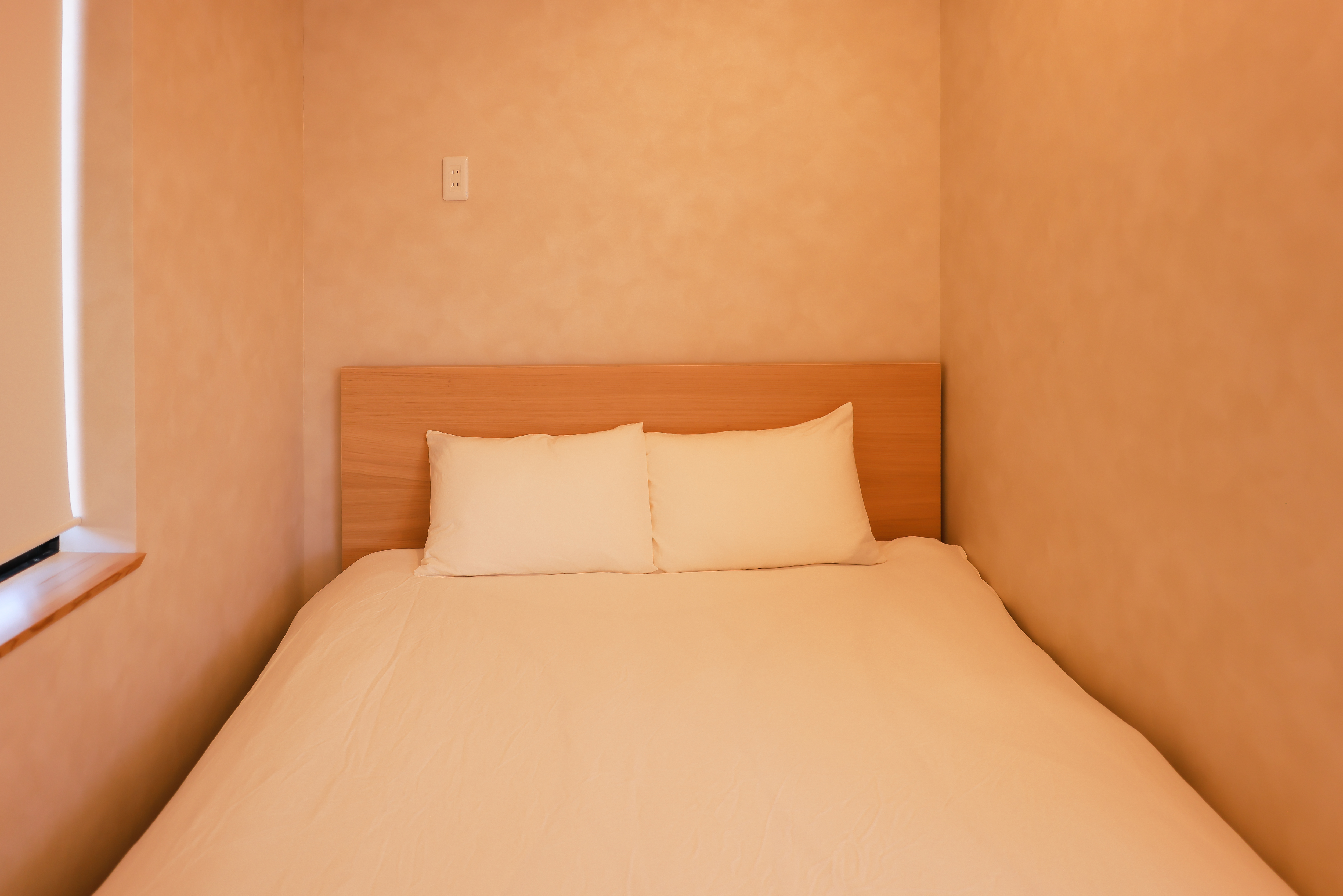 【ファミリールーム】隣の窓から、夜は満天の星空や波音が聞こえることもあります。