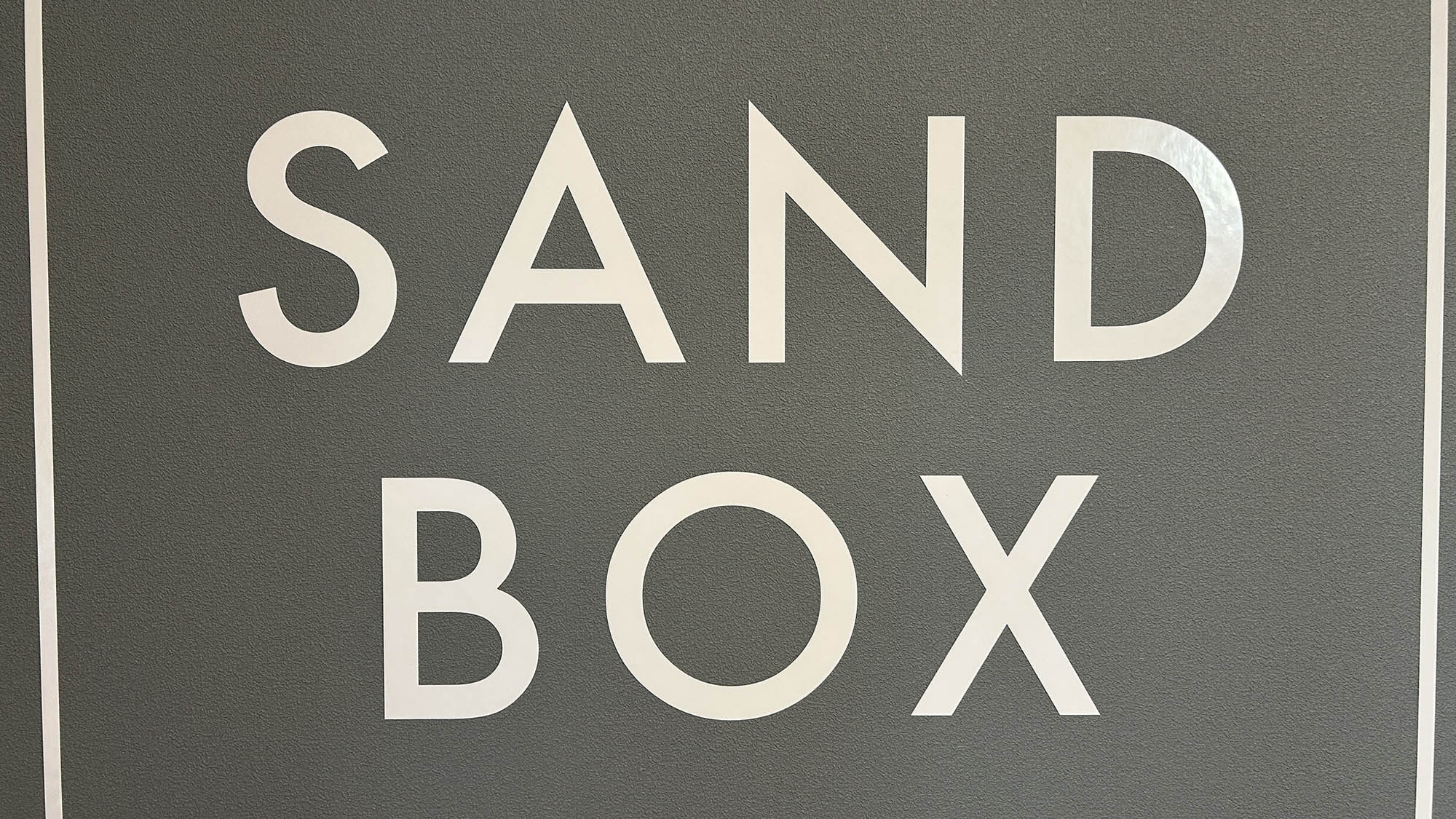 ・【砂風呂】SANDBOXの看板が目印。デトックスに興味がある人は是非お越しください