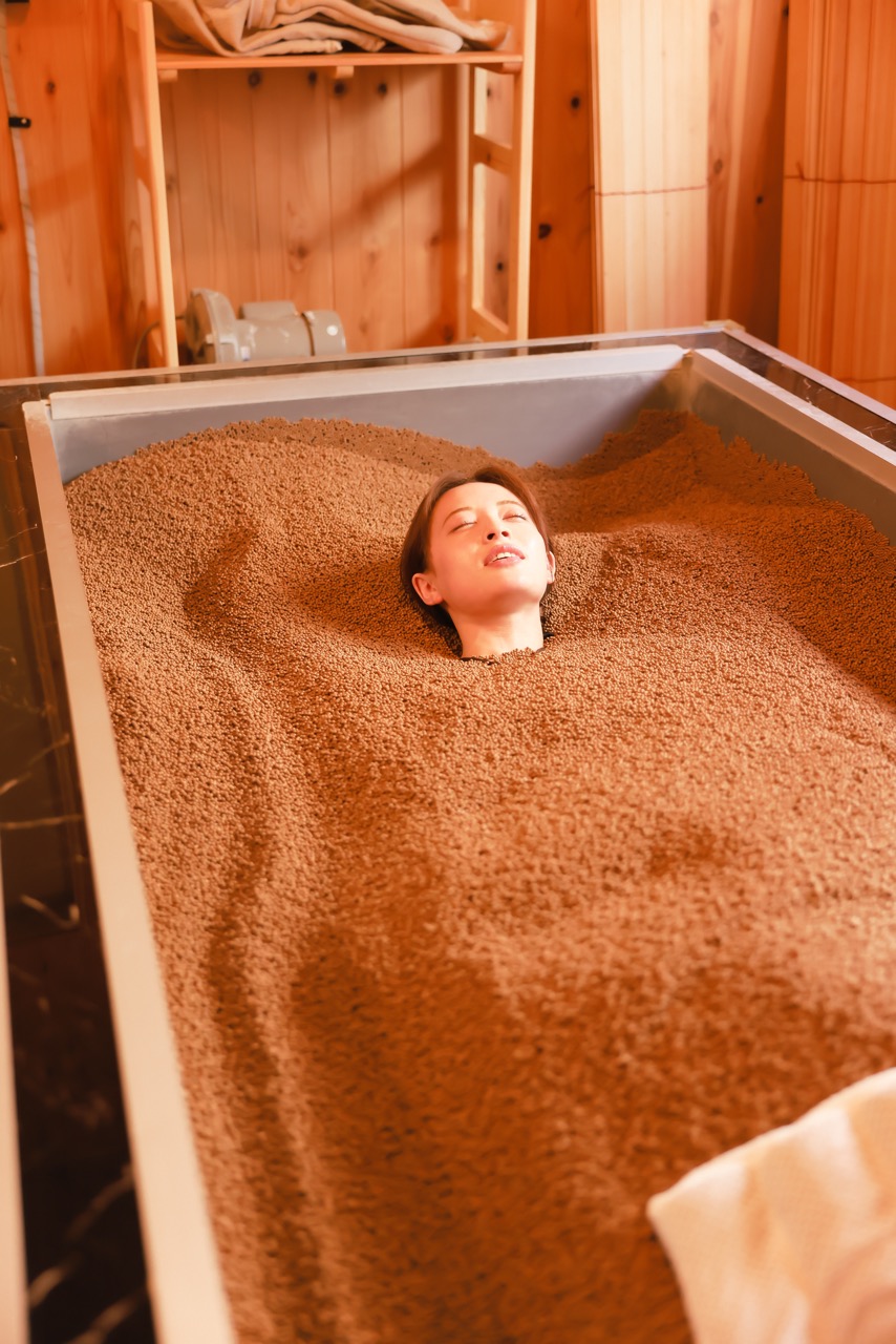 【サンドバス(砂風呂)】全身指圧効果があり、15分の入浴で1キロ近い汗をかく方もいらっしゃいます。