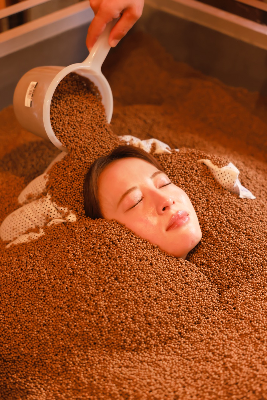 【サンドバス(砂風呂)】2回目以降にご入浴の方に限り、顔にも砂をのせられます。