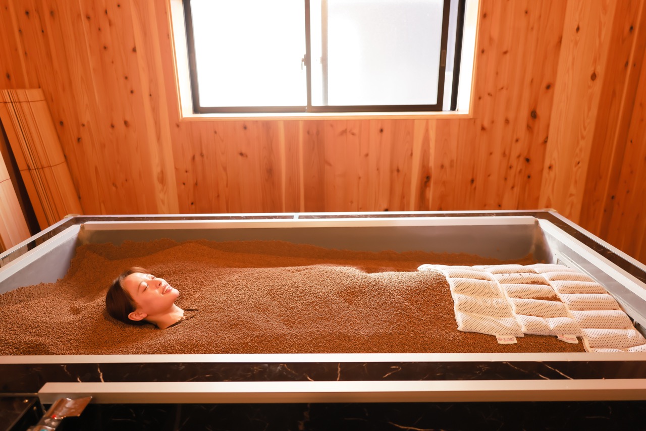 【サンドバス(砂風呂)】デトックス効果抜群。日頃の疲れを癒せます。