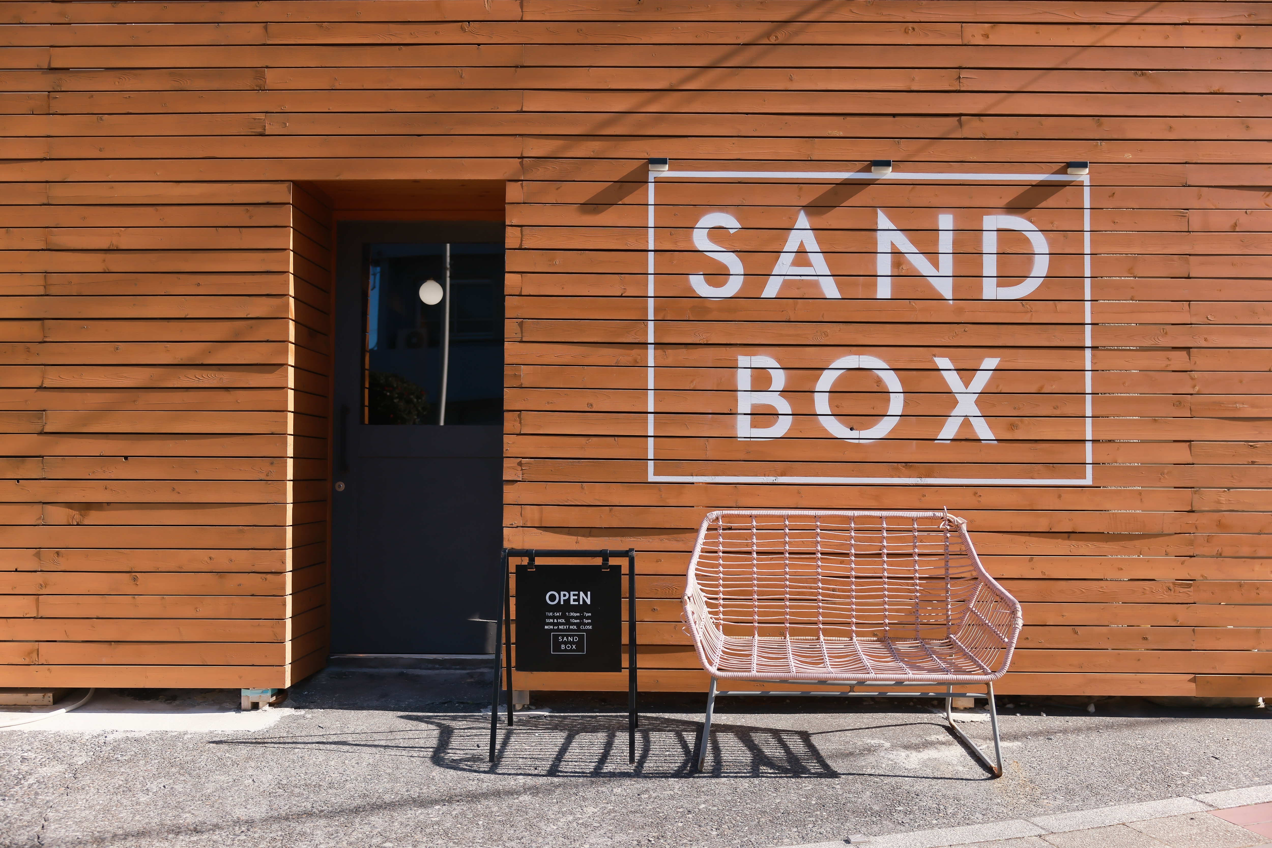 【外観】扉の奥にフロントがございます。