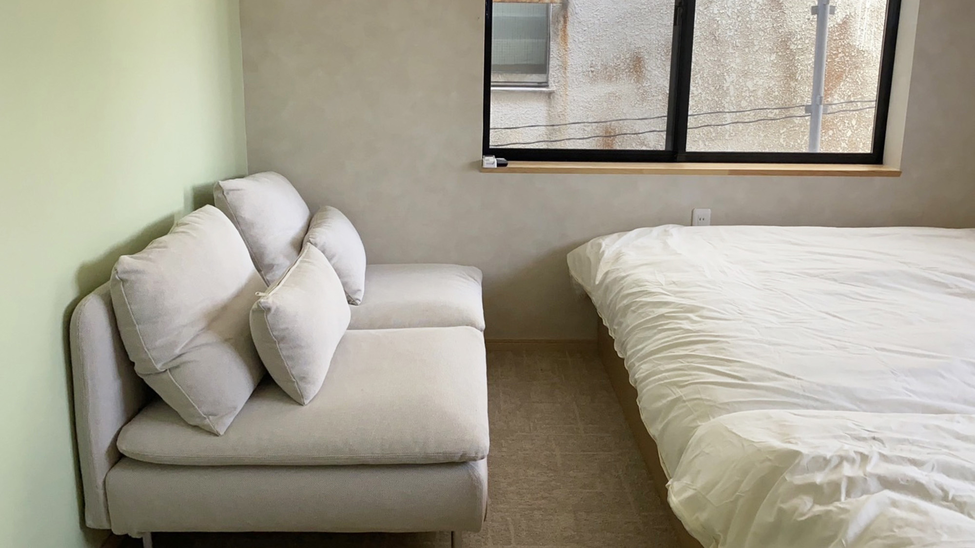 ・【ツインルーム】シンプルなお部屋ですが、ソファでゆったりくつろげます