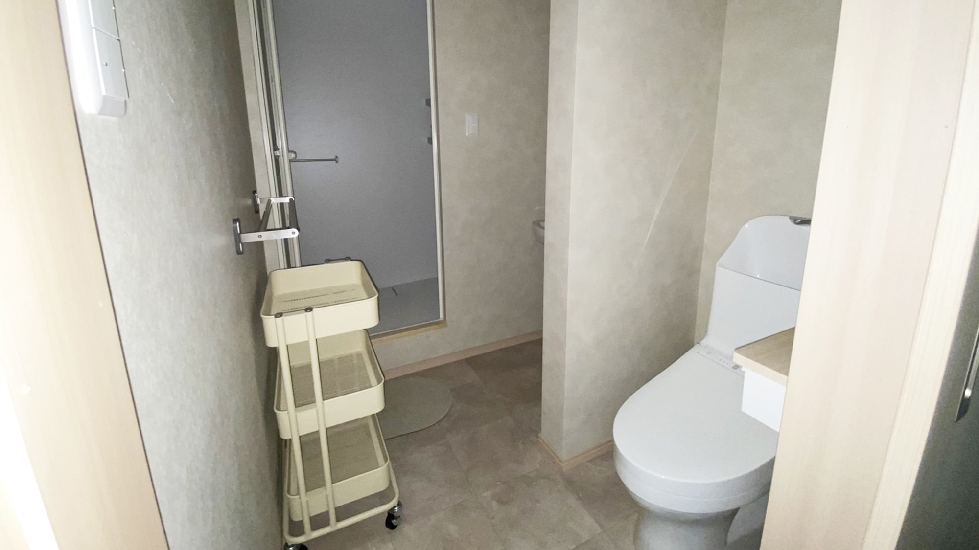 ・【ツインルーム】室内に専用のシャワールーム、温水洗浄便座付トイレを完備しております