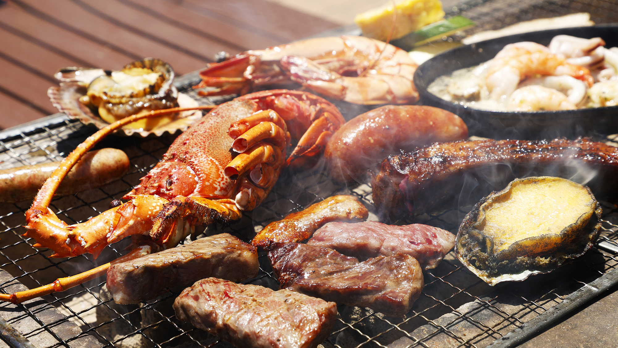 【プレミアムBBQ】炭火の匂いと素材の旨味が一体となった風味は、まさにBBQならではの楽しみ方！