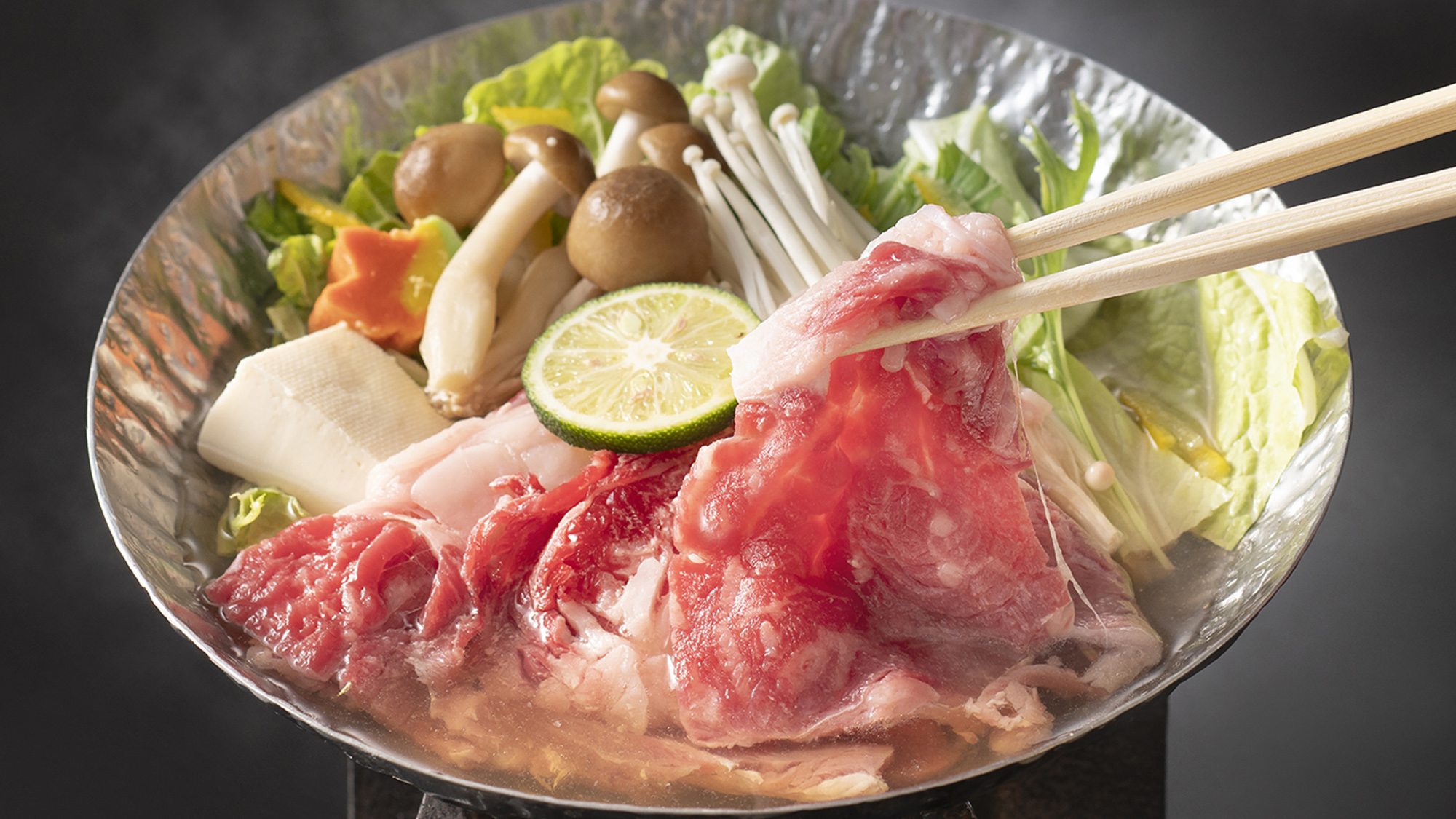 【お手軽会席】厳選した牛肉とみずみずしい旬の野菜を使ったお鍋に舌鼓