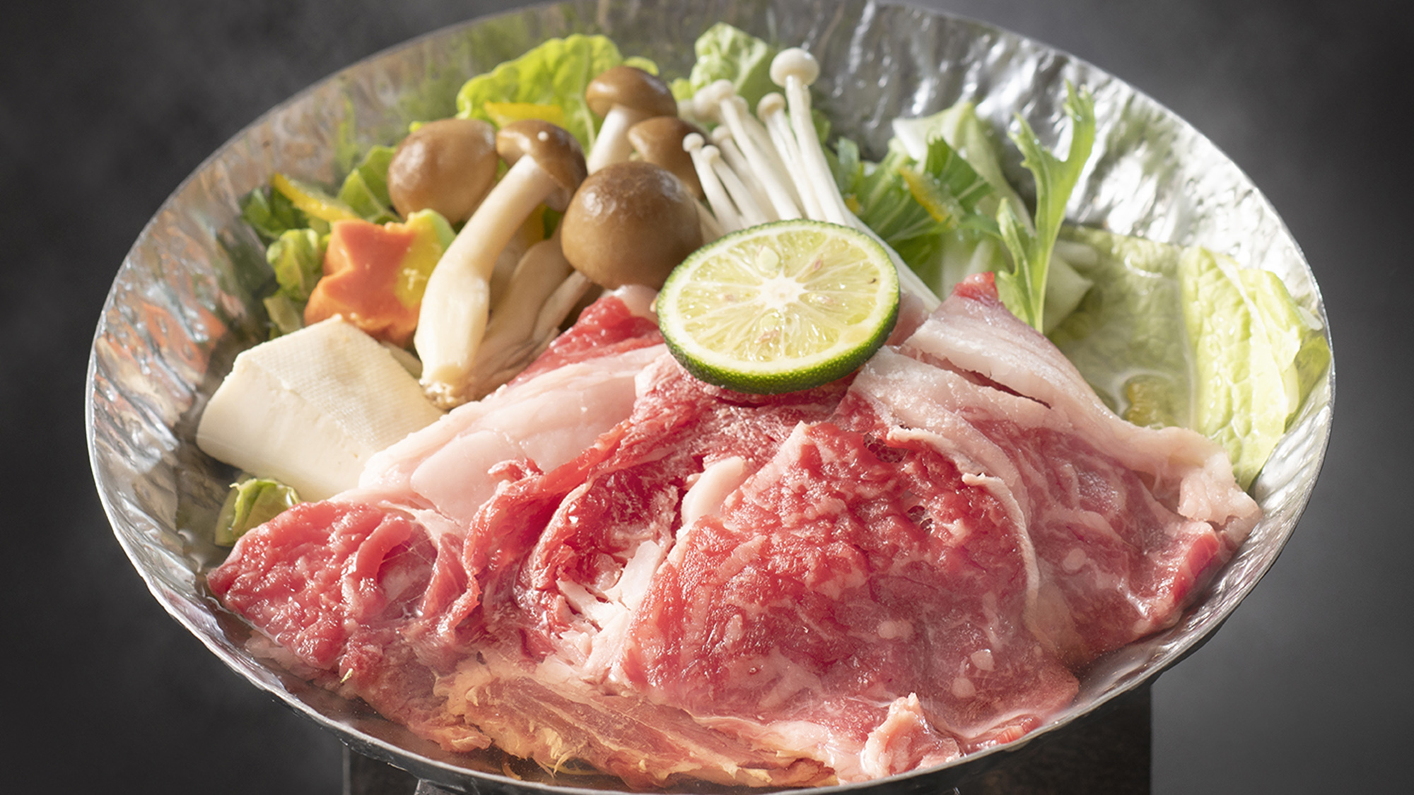 【お手軽会席】厳選した牛肉とみずみずしい旬の野菜を使ったお鍋に舌鼓