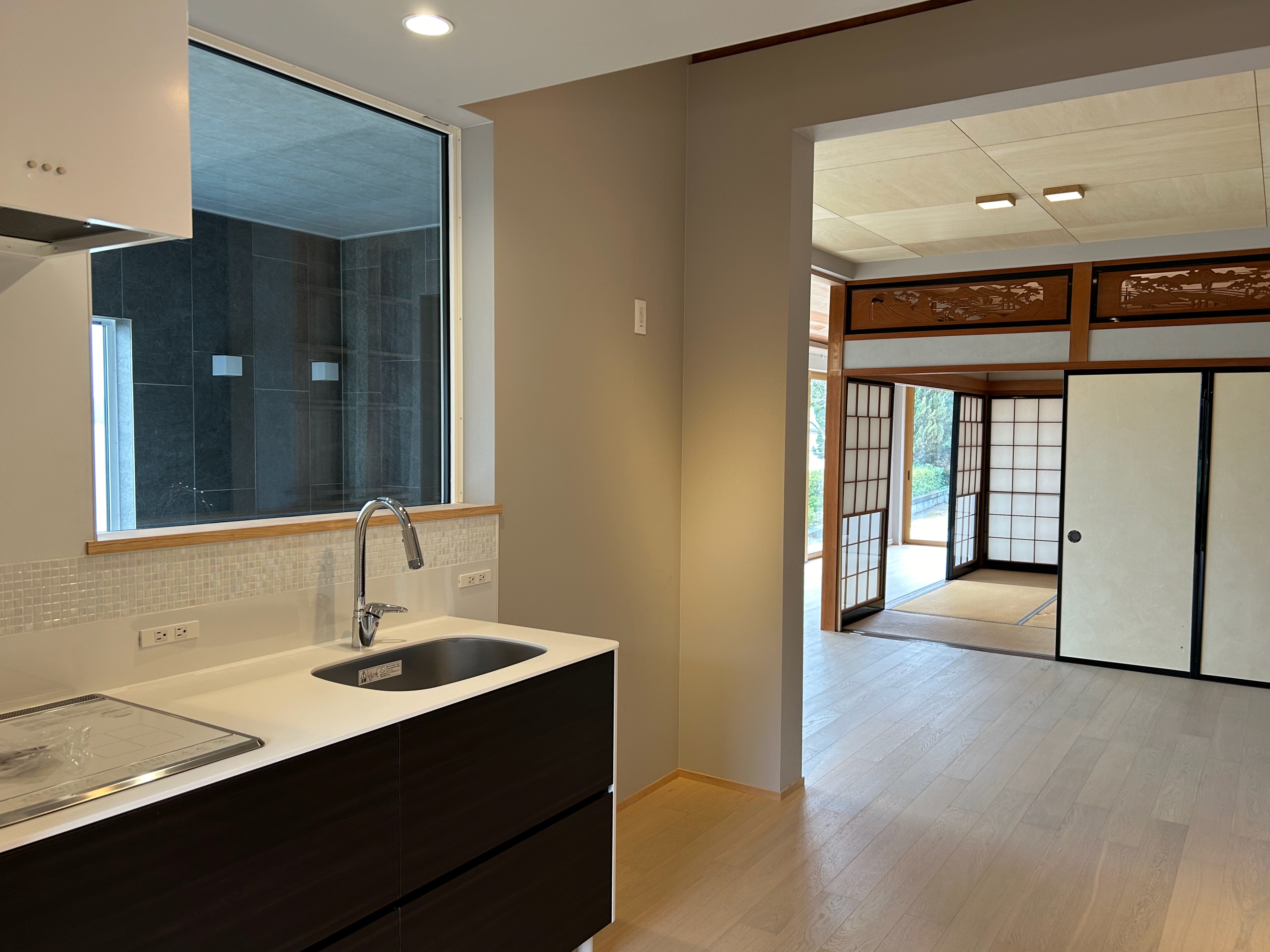 写真は何もない状態の遊々です。ここに、食器棚、食洗機、ソファ、テーブルなどをご用意しました。