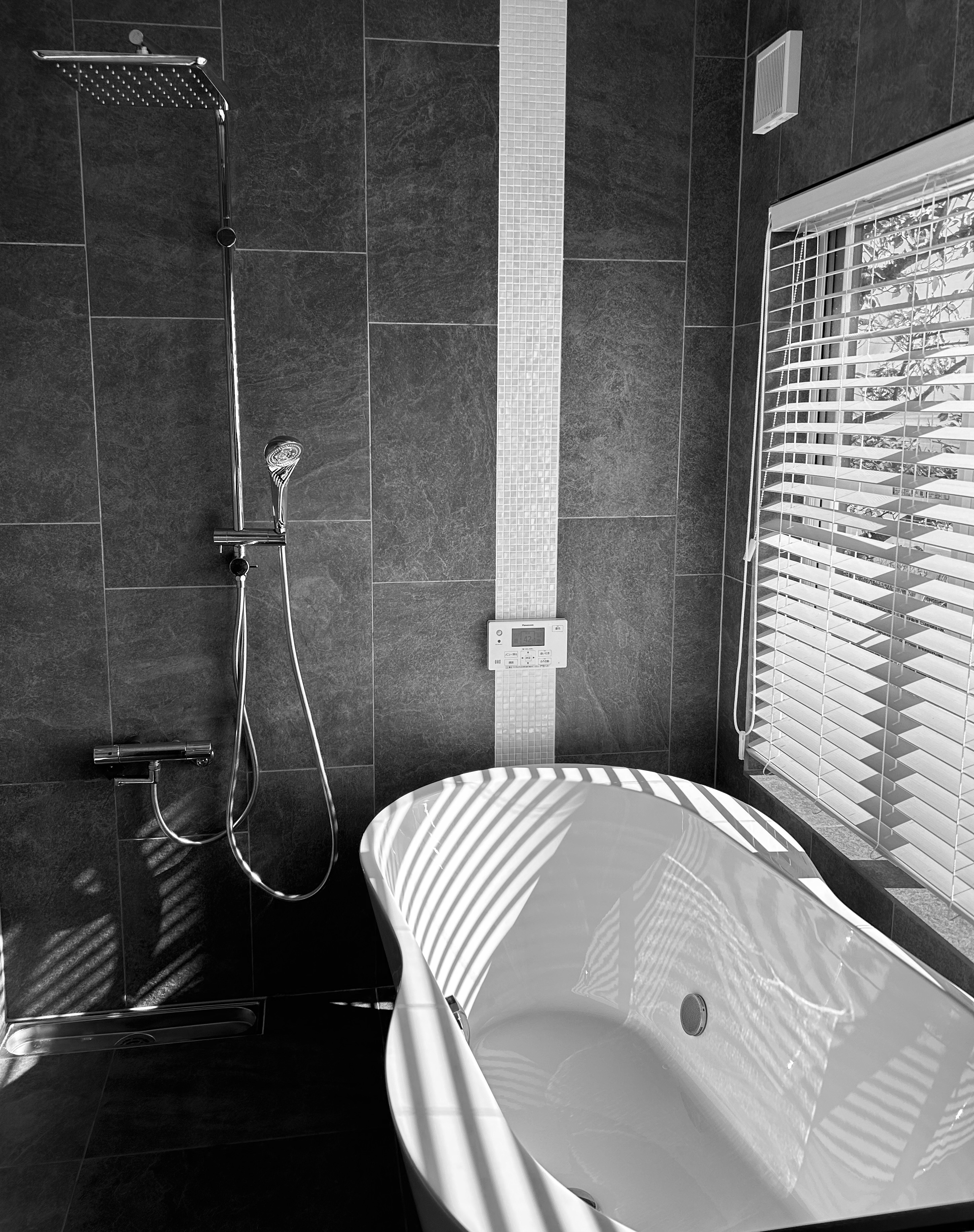 シャワーヘッドはリファを採用。レインシャワーあり。宍道湖ビューのバスタイムを楽しめます。