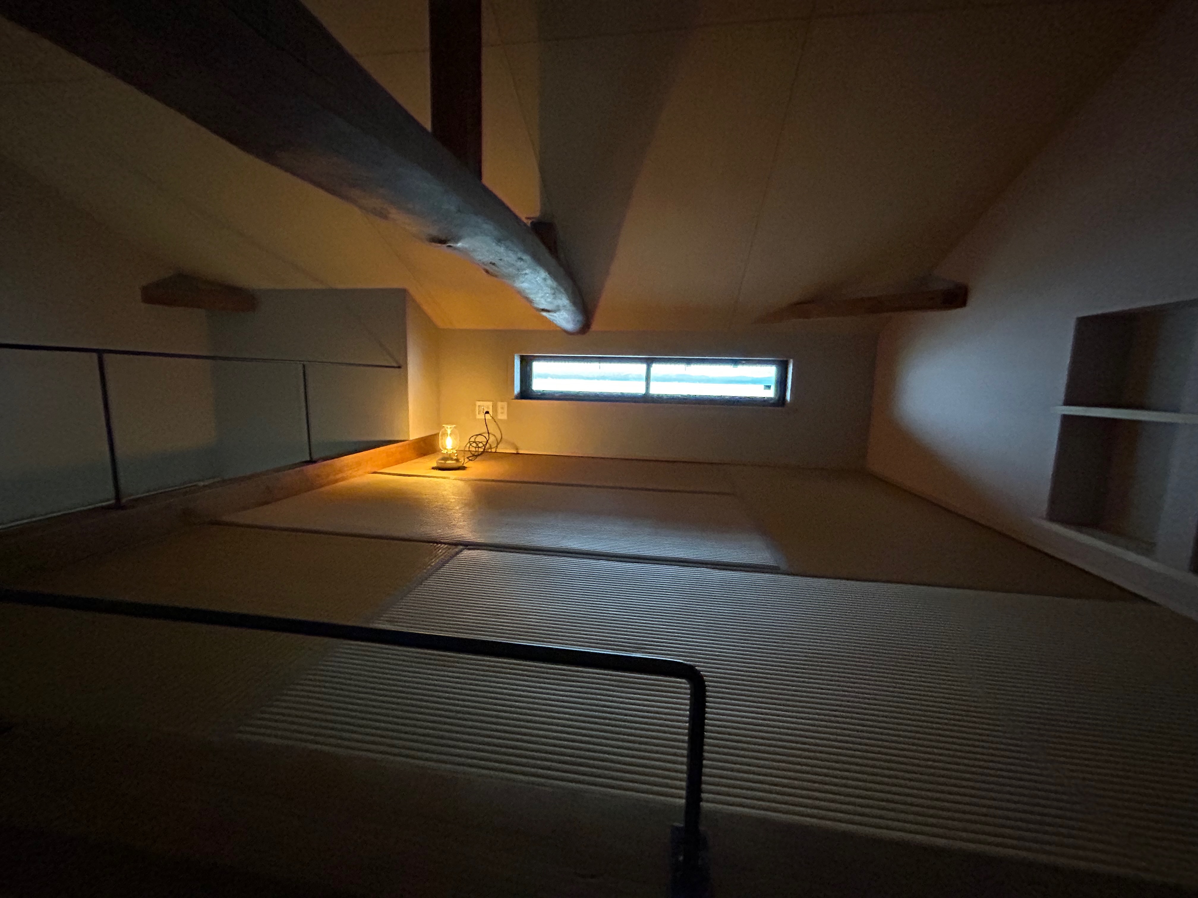 おこもり感のある屋根裏部屋は畳４畳半。小さな窓からは、宍道湖は一望できます。野鳥観察に、朝日の撮影に。