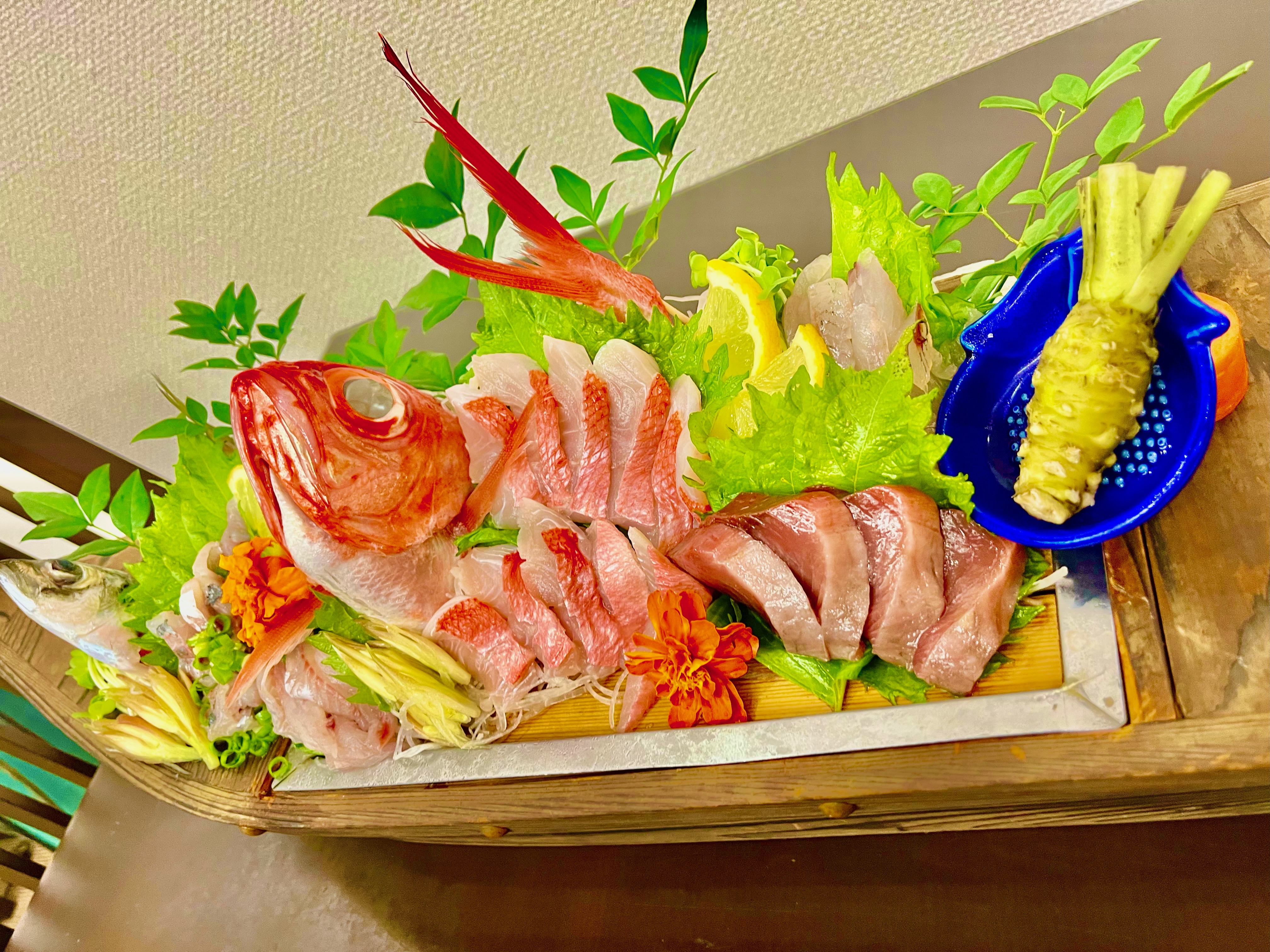 夕食　金目鯛の姿盛と地魚の舟盛り