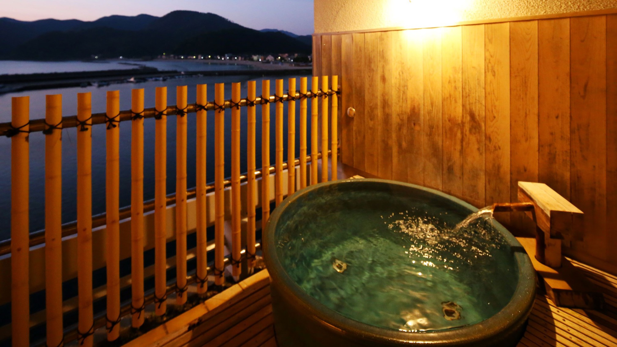 最上階【海側 露天風呂付客室】お部屋でご夕食　※禁煙