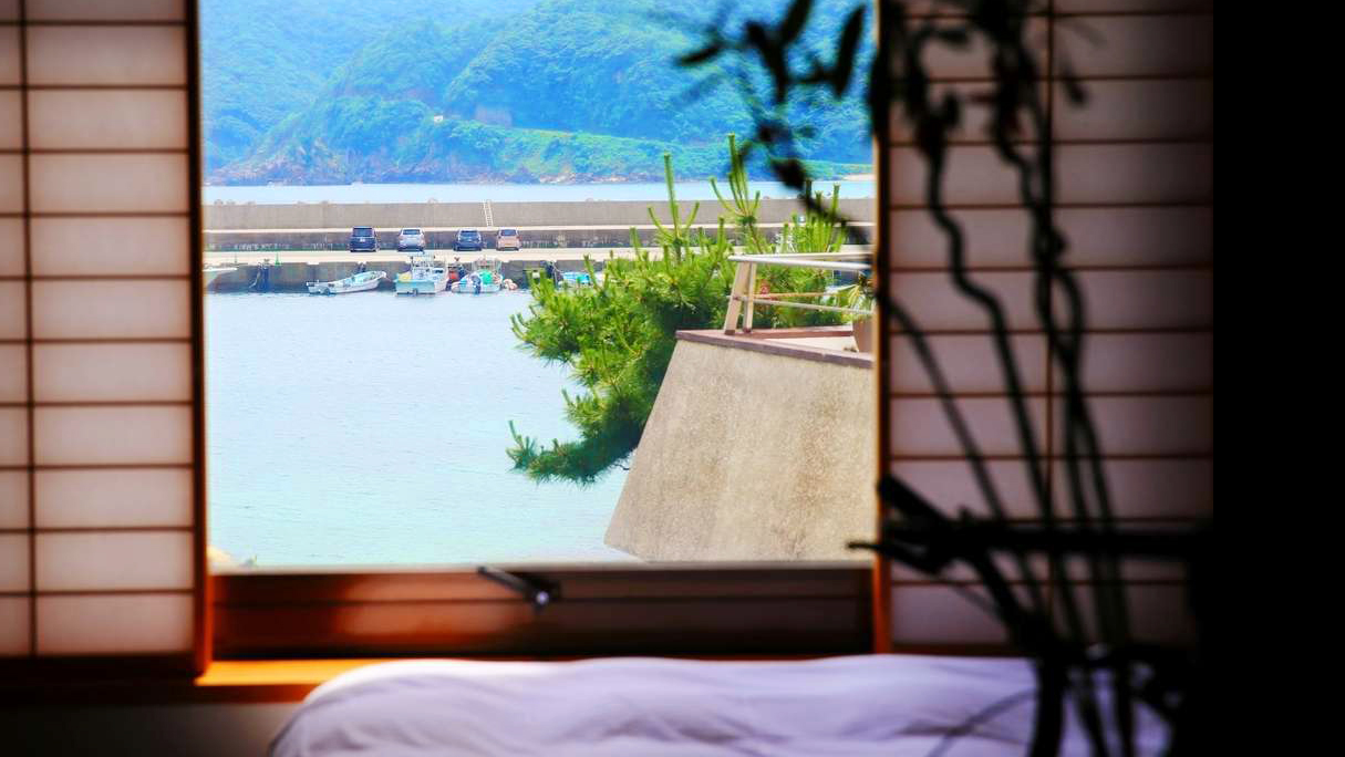 関西屈指の透明度を誇る「竹野浜」が目の前！