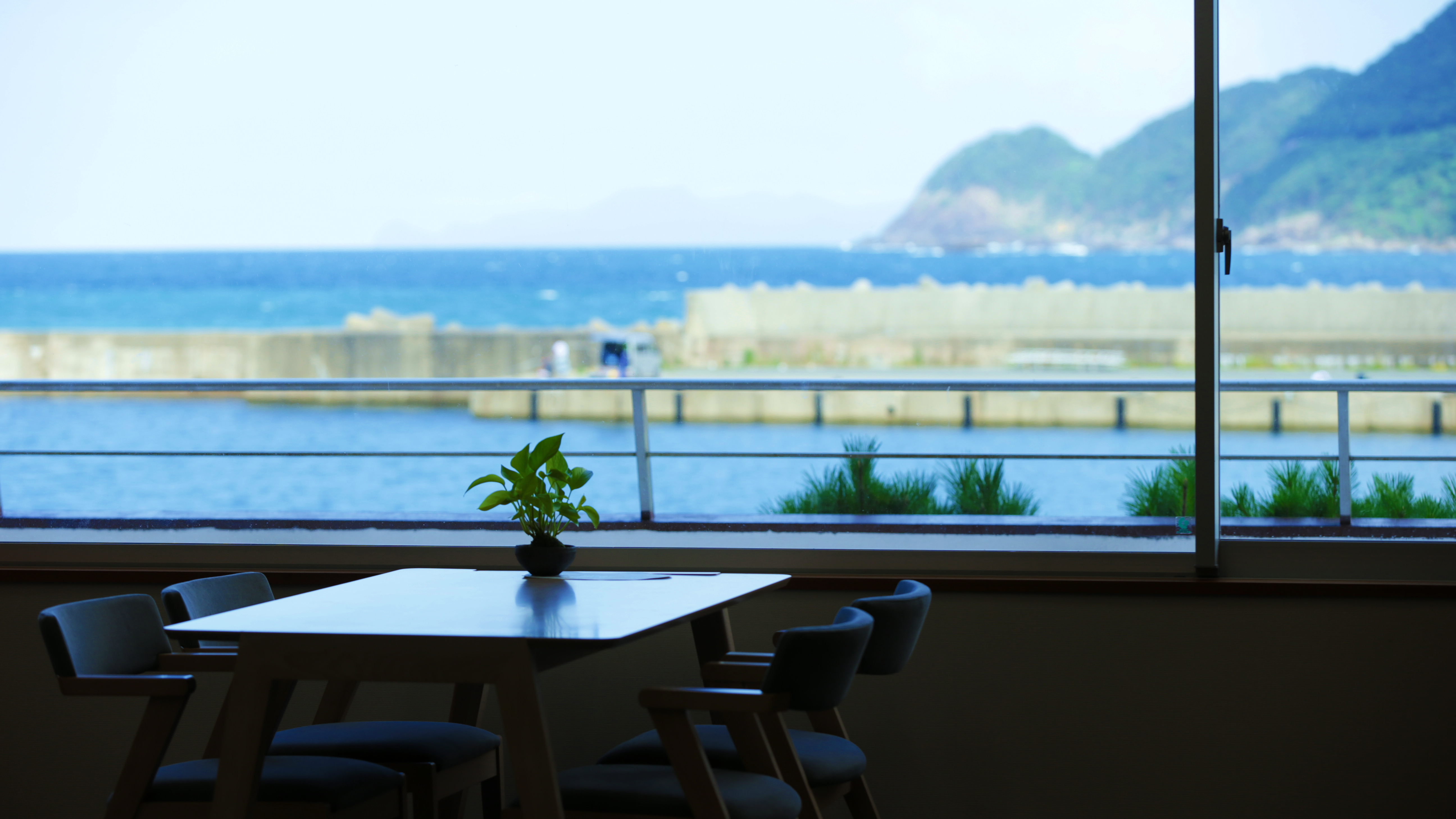 海が一望できるロビーでごゆっくりお過ごしください。