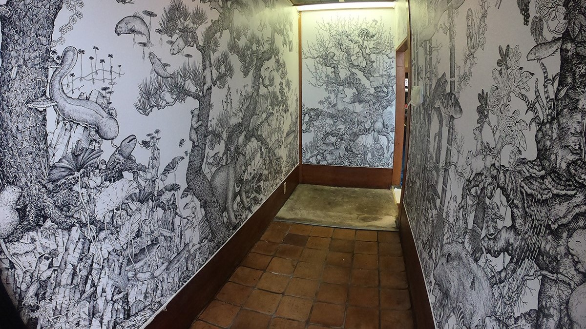 館内には、大迫力な壁画アートがあります。