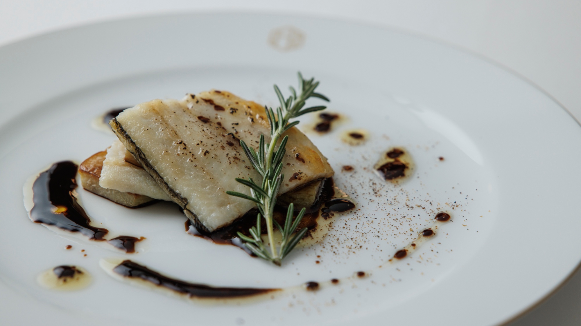 Dinner Course｜「アラクコース」本日の魚料理一例