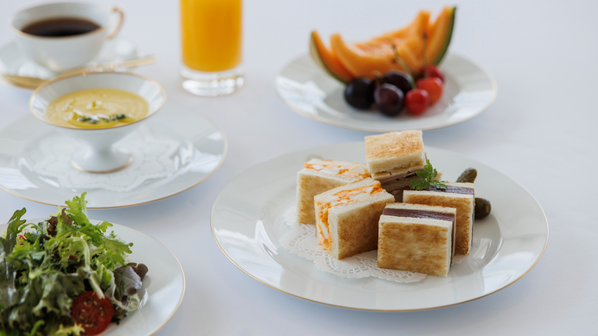 Breakfast｜漬けマグロを含む3種の自家製パンのサンドイッチ