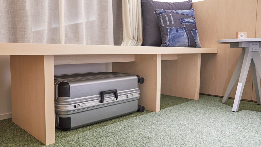 スタンダードツイン　ベンチの下にはスーツケースも収納可能