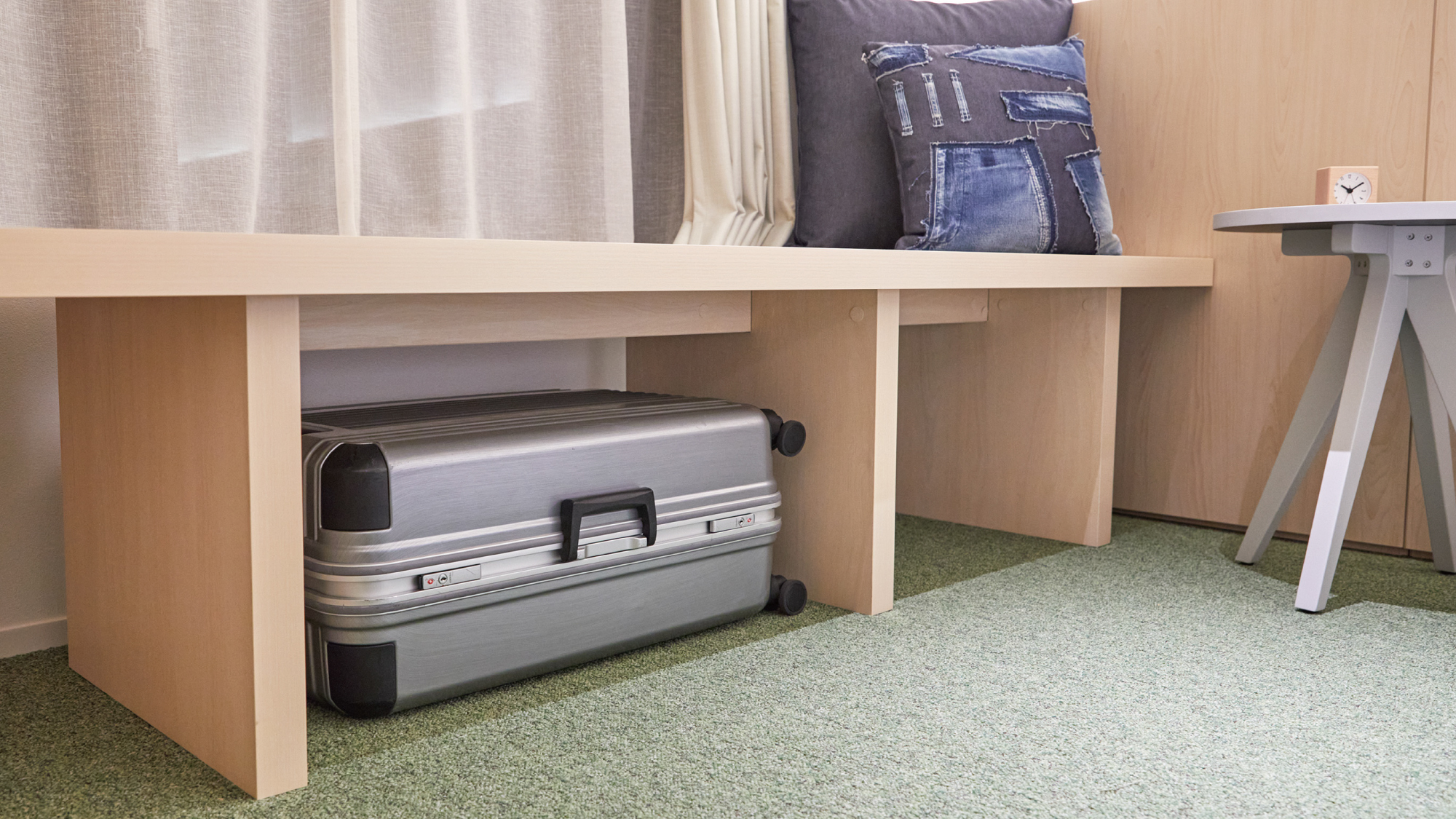 スーペリアーキング　ベンチの下にはスーツケースも収納可能