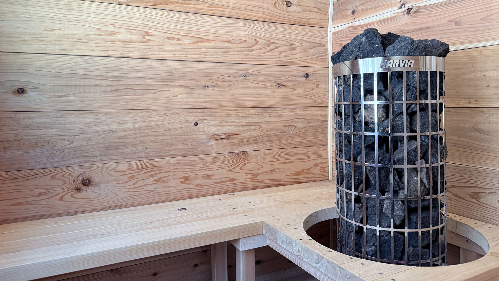 ・【プライベートサウナ】高火力サウナストーブと浅間山の溶岩石が、極上の熱を生み出します